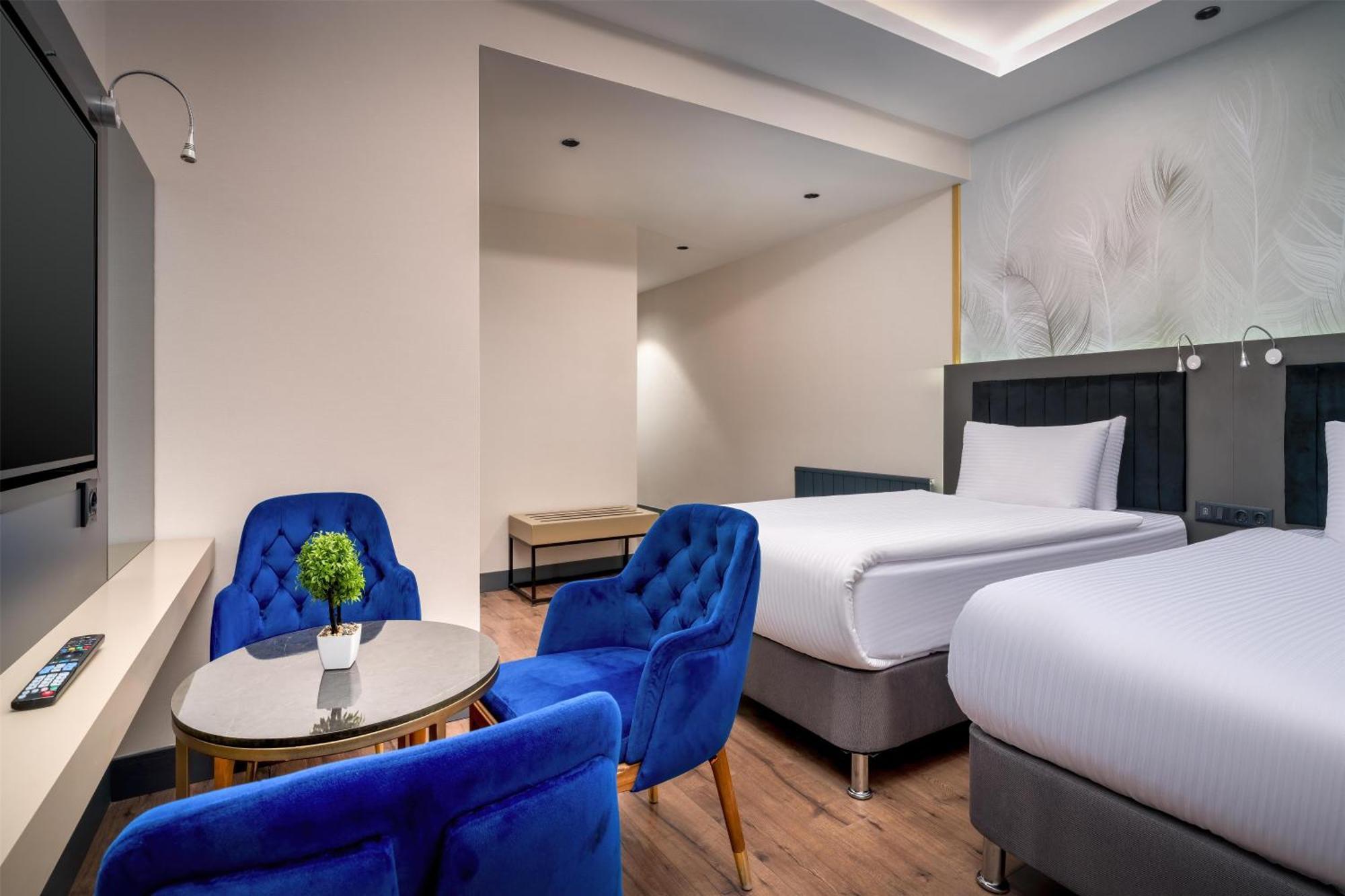 Deluxe Room One Double Two Single Beds Non-Smoking