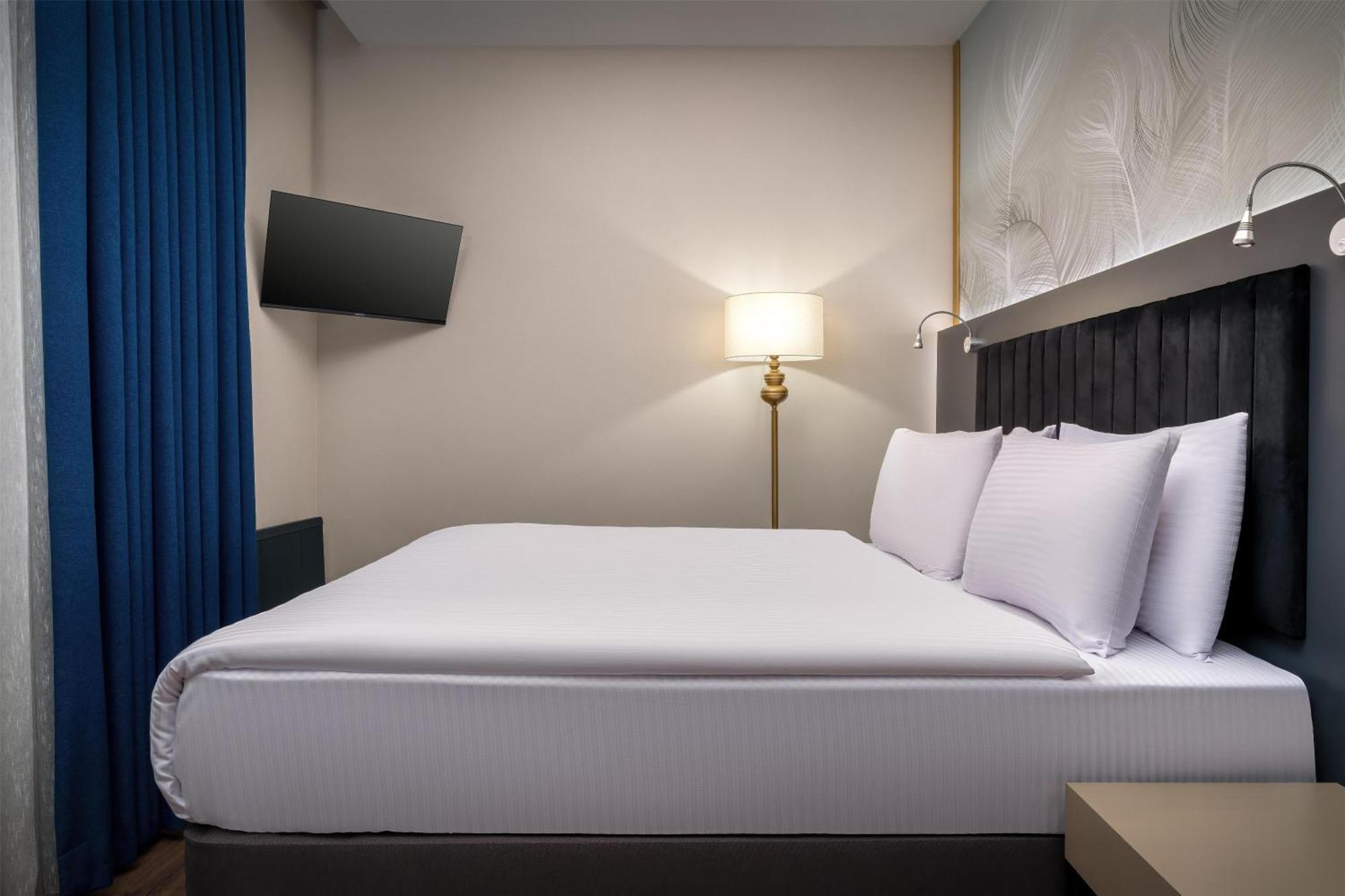 Deluxe Room One Double Two Single Beds Non-Smoking