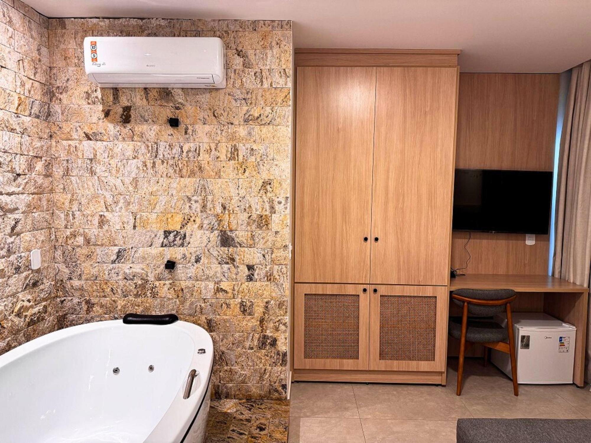 Deluxe Suite Spa Bath