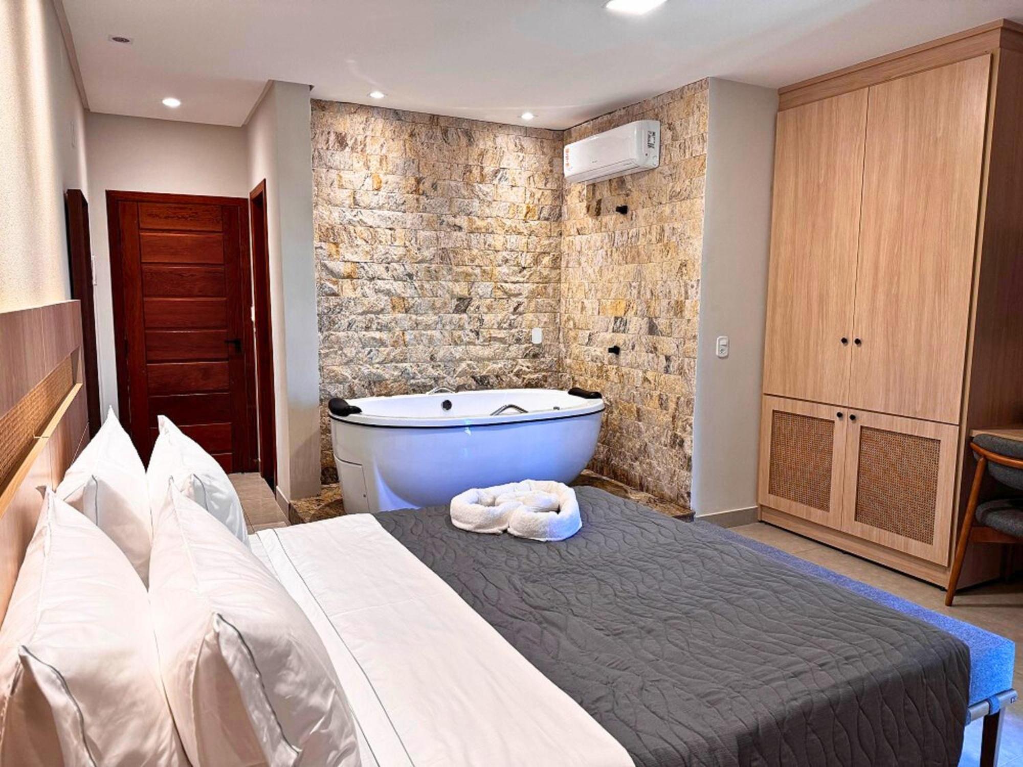 Deluxe Suite Spa Bath