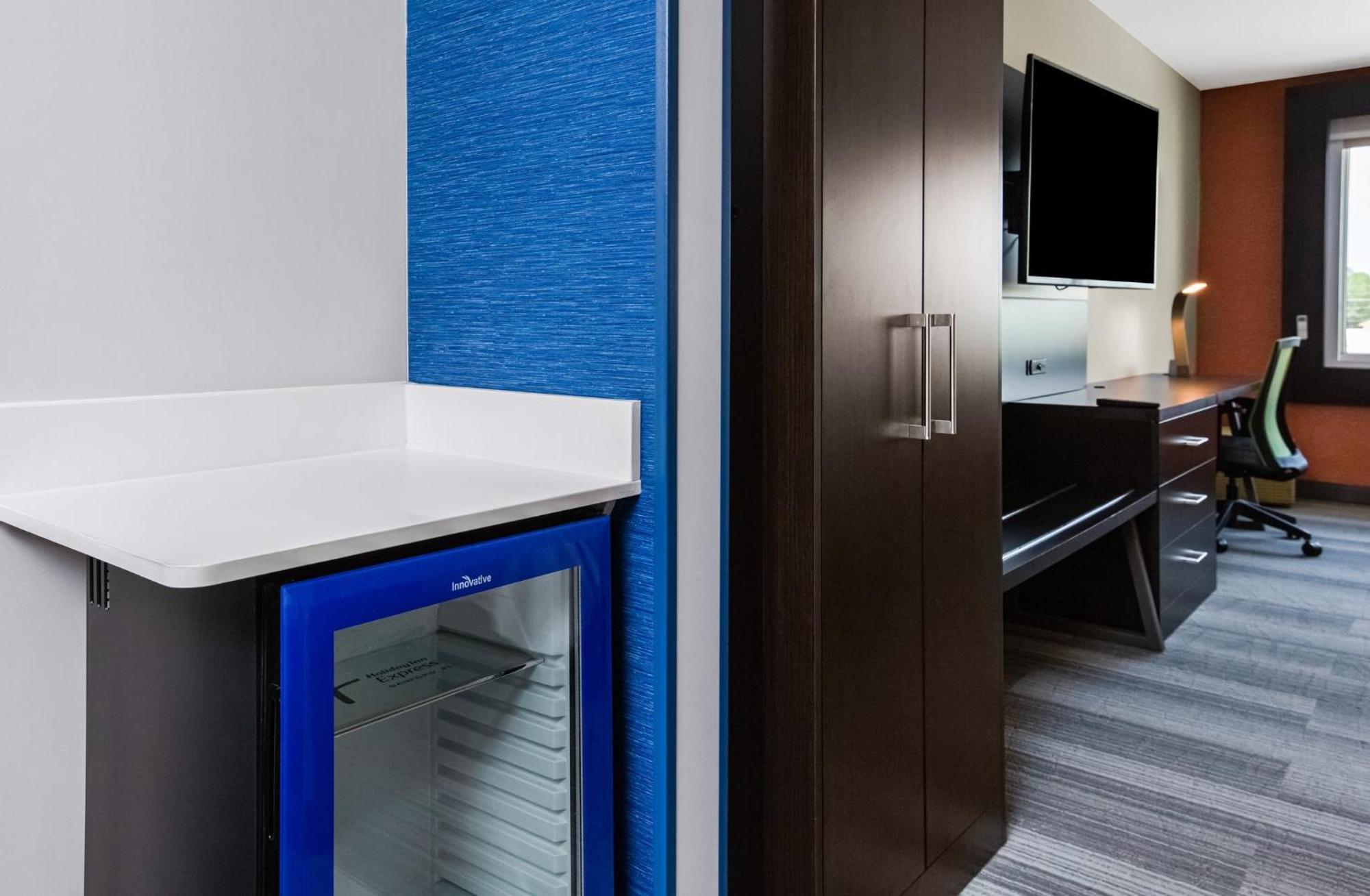 Queen Room Two Queen Beds Hearing Accessible