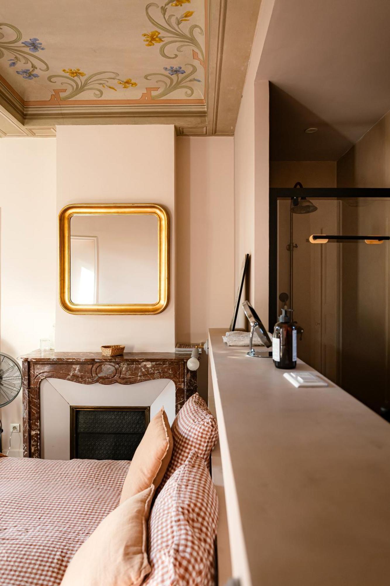 Deluxe Double Room Shower