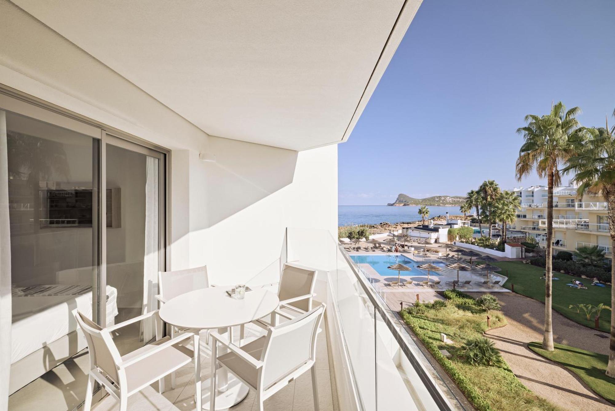 One-Bedroom Suite Sea View
