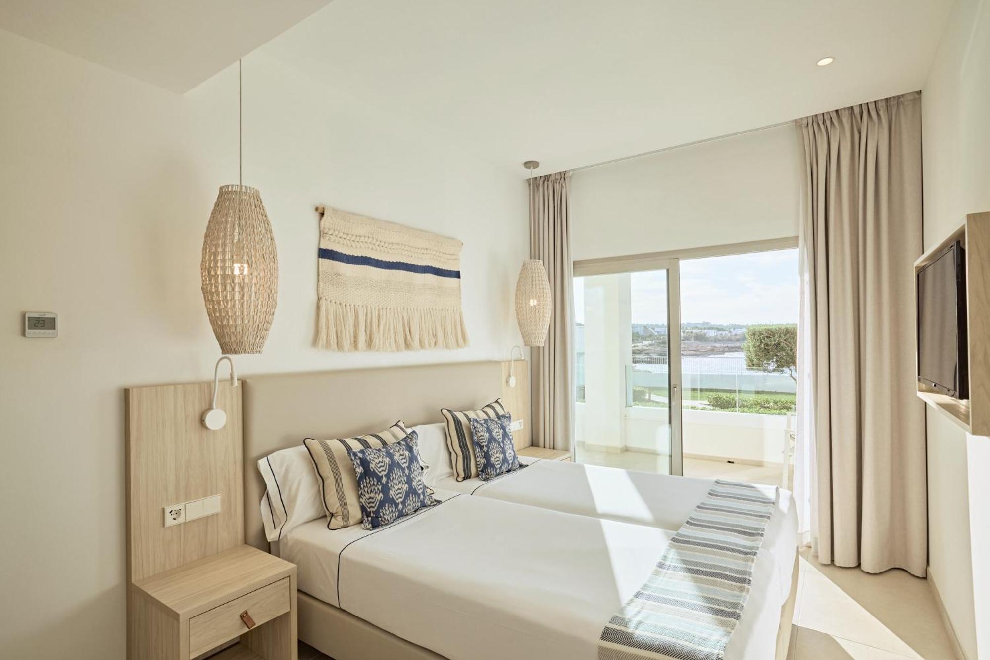 Two-Bedroom Suite Sea View