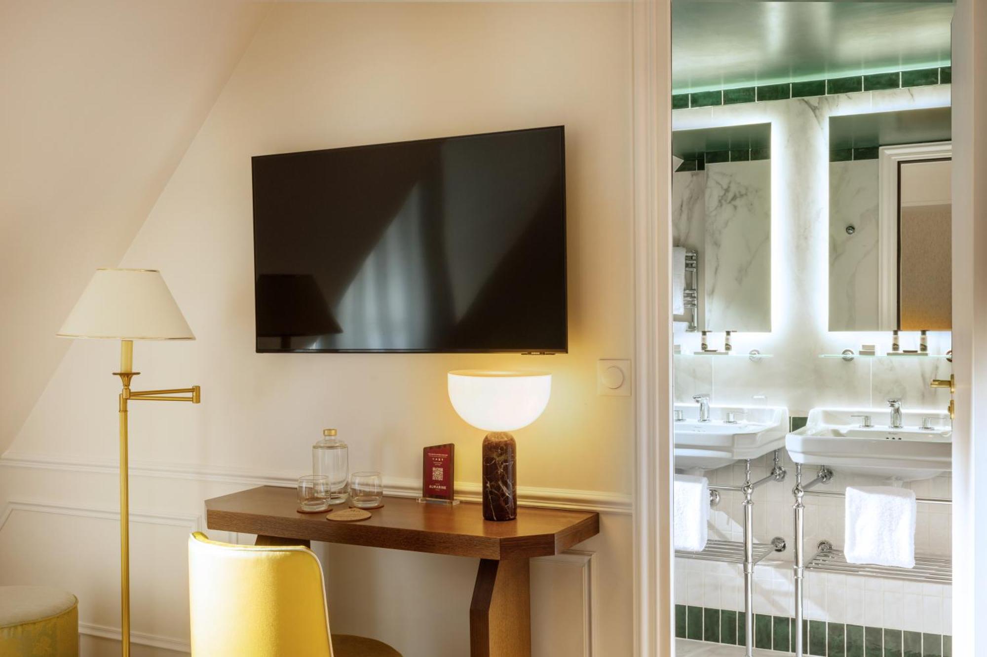 "Almarine" Signature Room