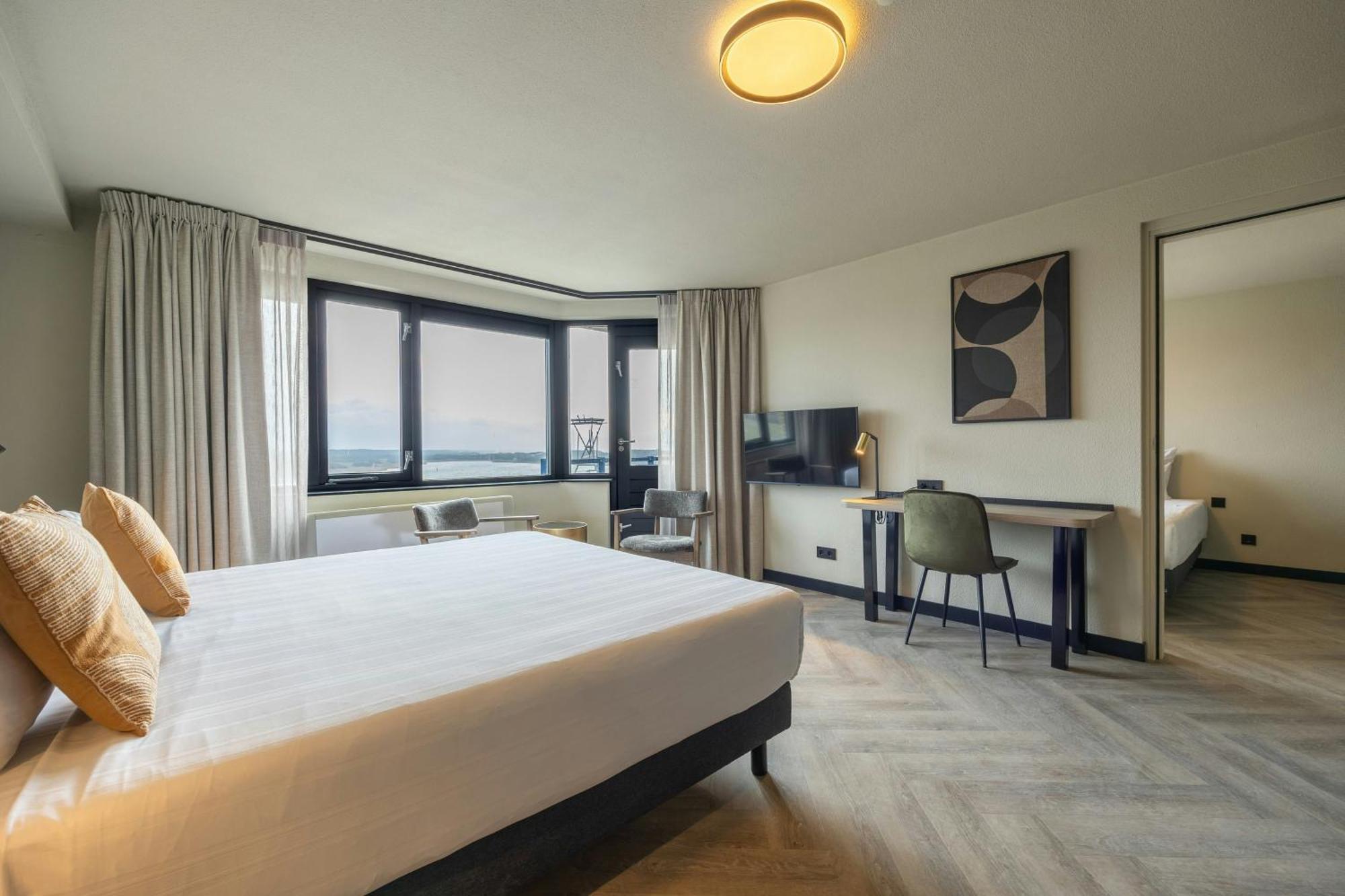 Comfort Room 1 Double Bed 1 Twin Bed