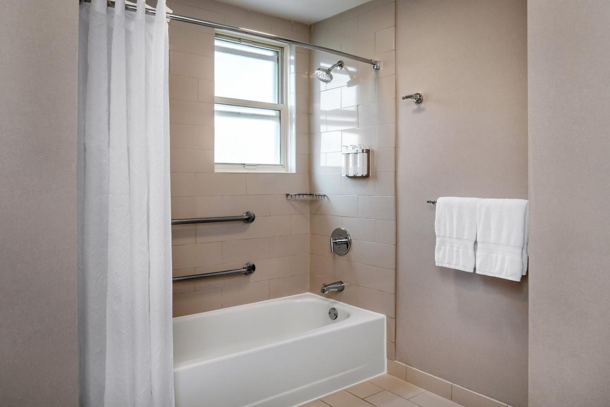 Queen Room Two Queen Beds Hearing Accessible