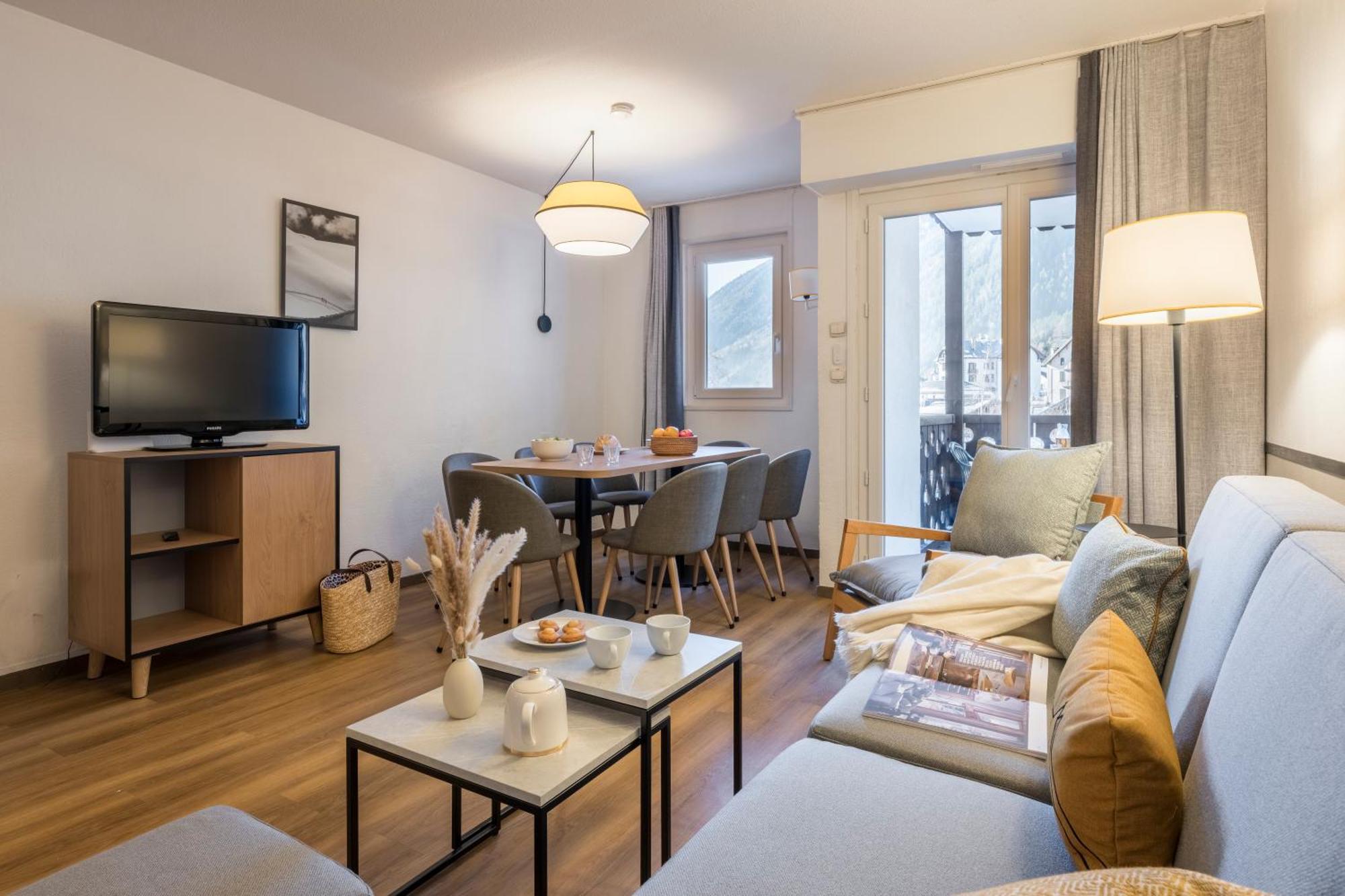 Superior One-Bedroom Apartment Sleeping Alcove River