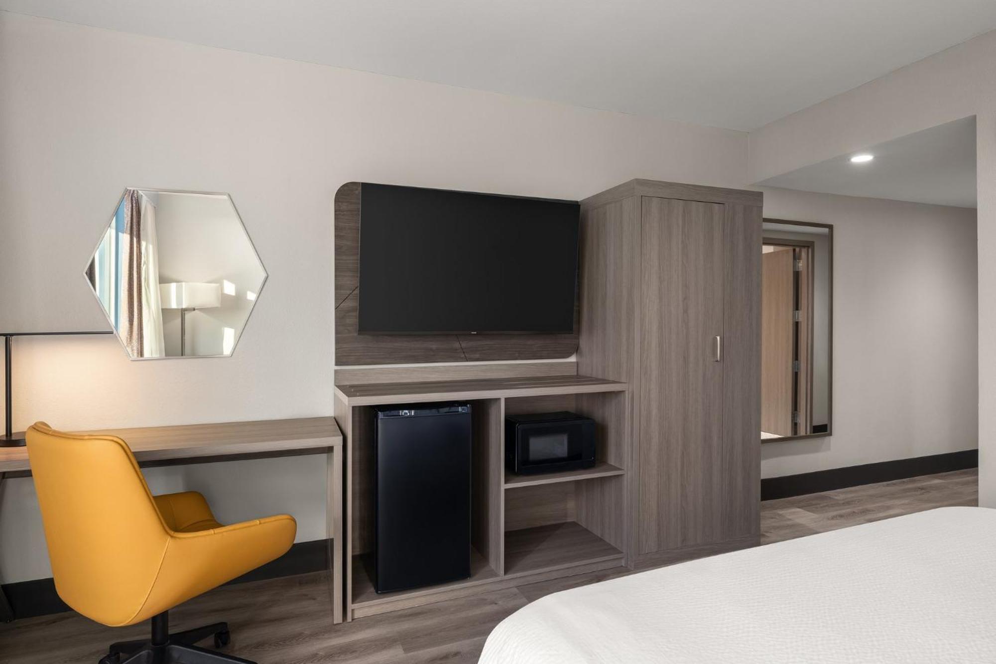 Standard King Room Communications or Mobility Accessible Roll Shower