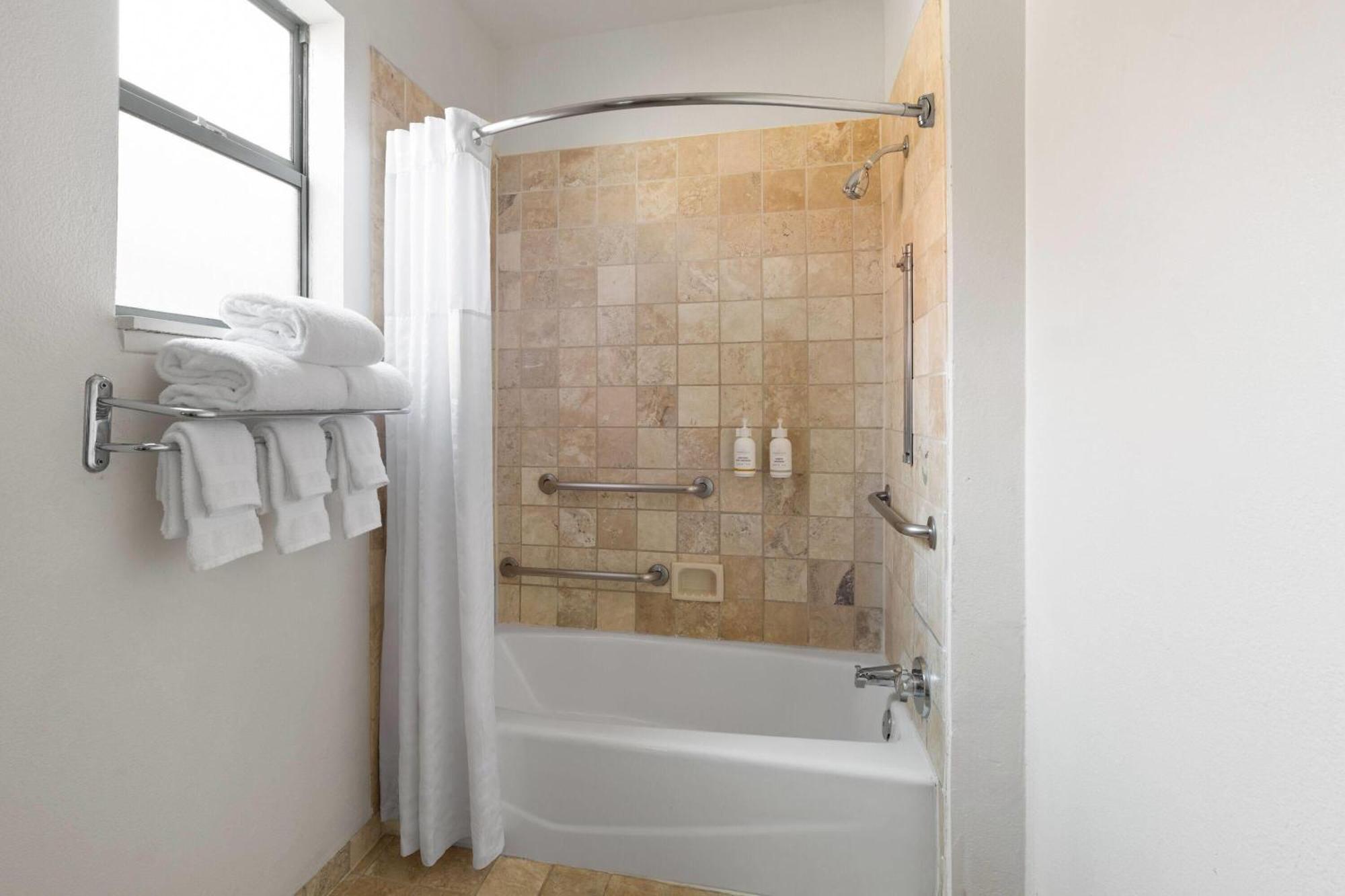 Suite 2 Lits Queen-Size - Accessible aux Personnes à Mobilité Réduite/Malentendantes avec Baignoire et Barres d'Appui - Non-Fumeurs