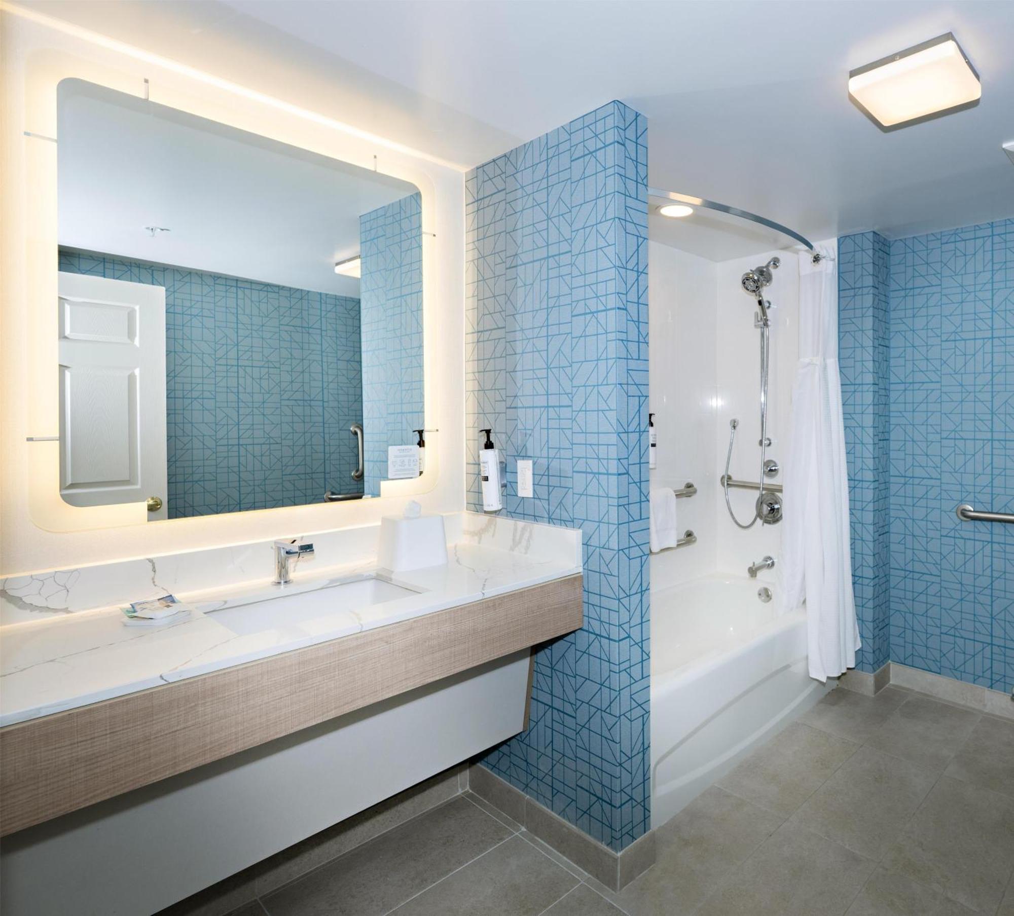 King Suite Bath Tub Mobility Access,1746845730:JPEG