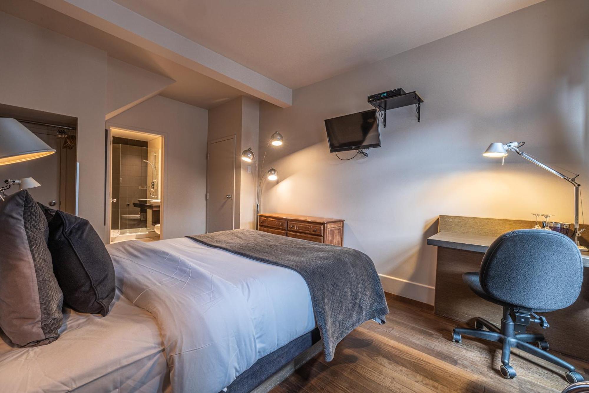Queen Bedroom #5