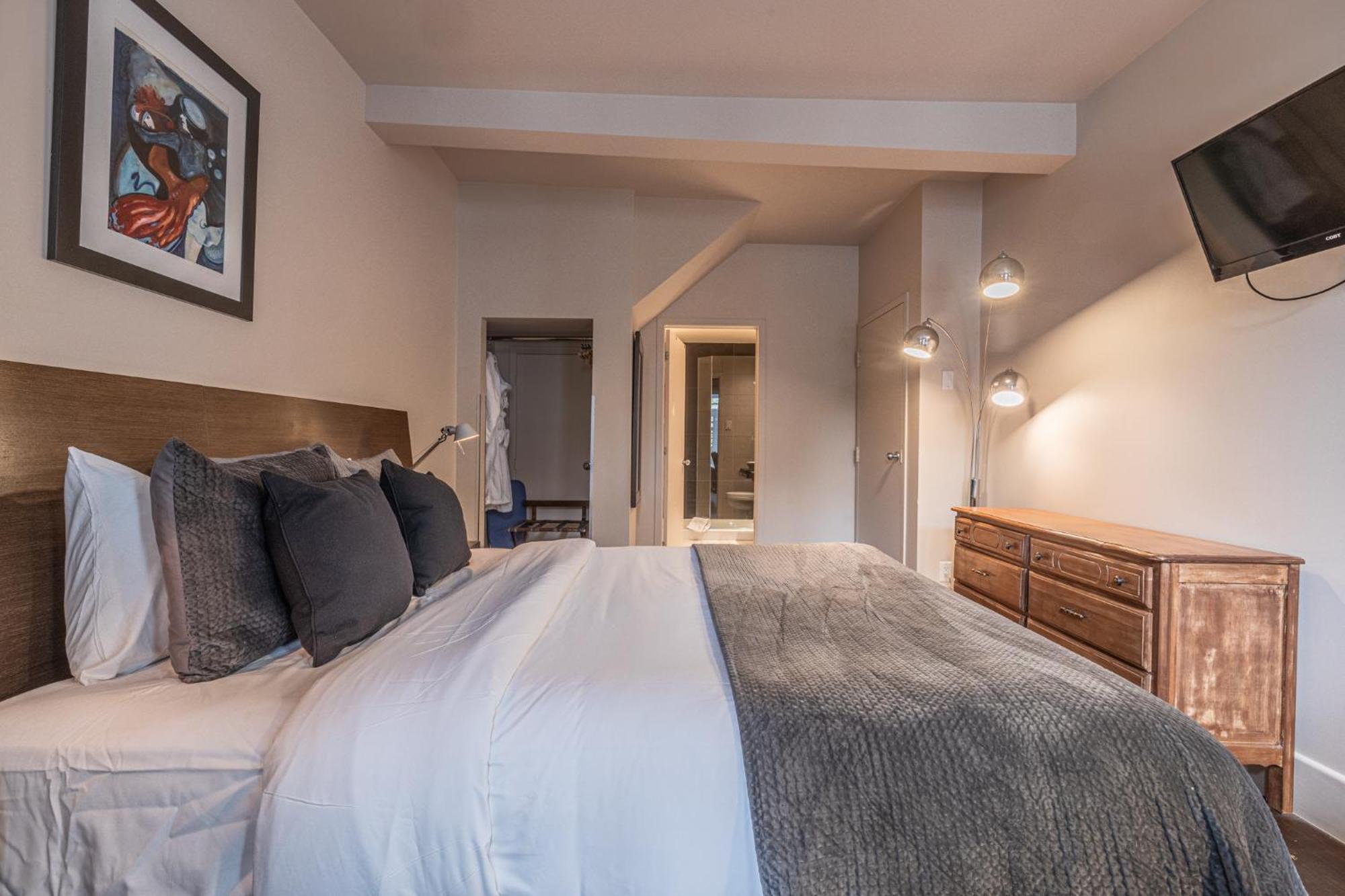 Queen Bedroom #5