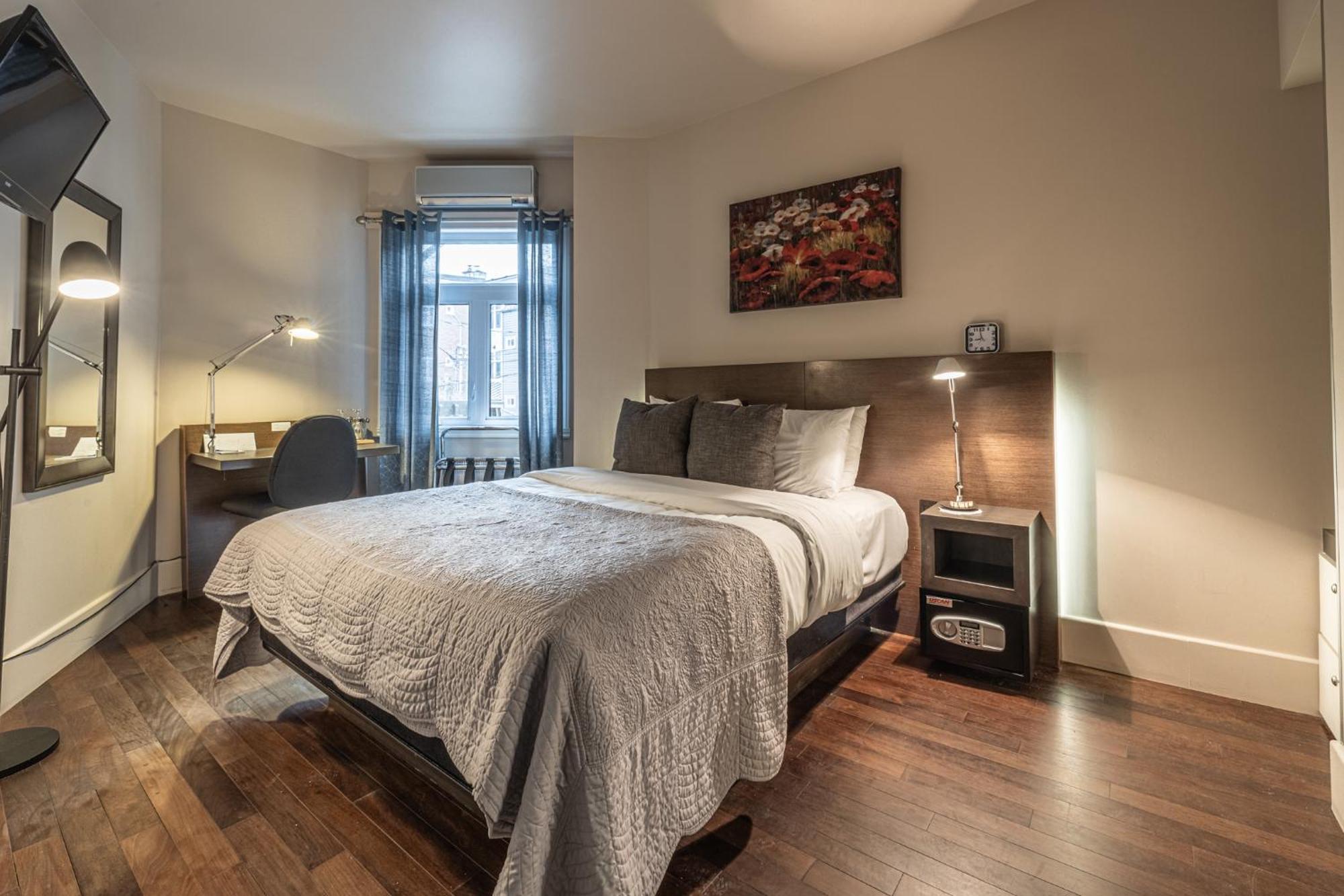 Queen Bedroom #7