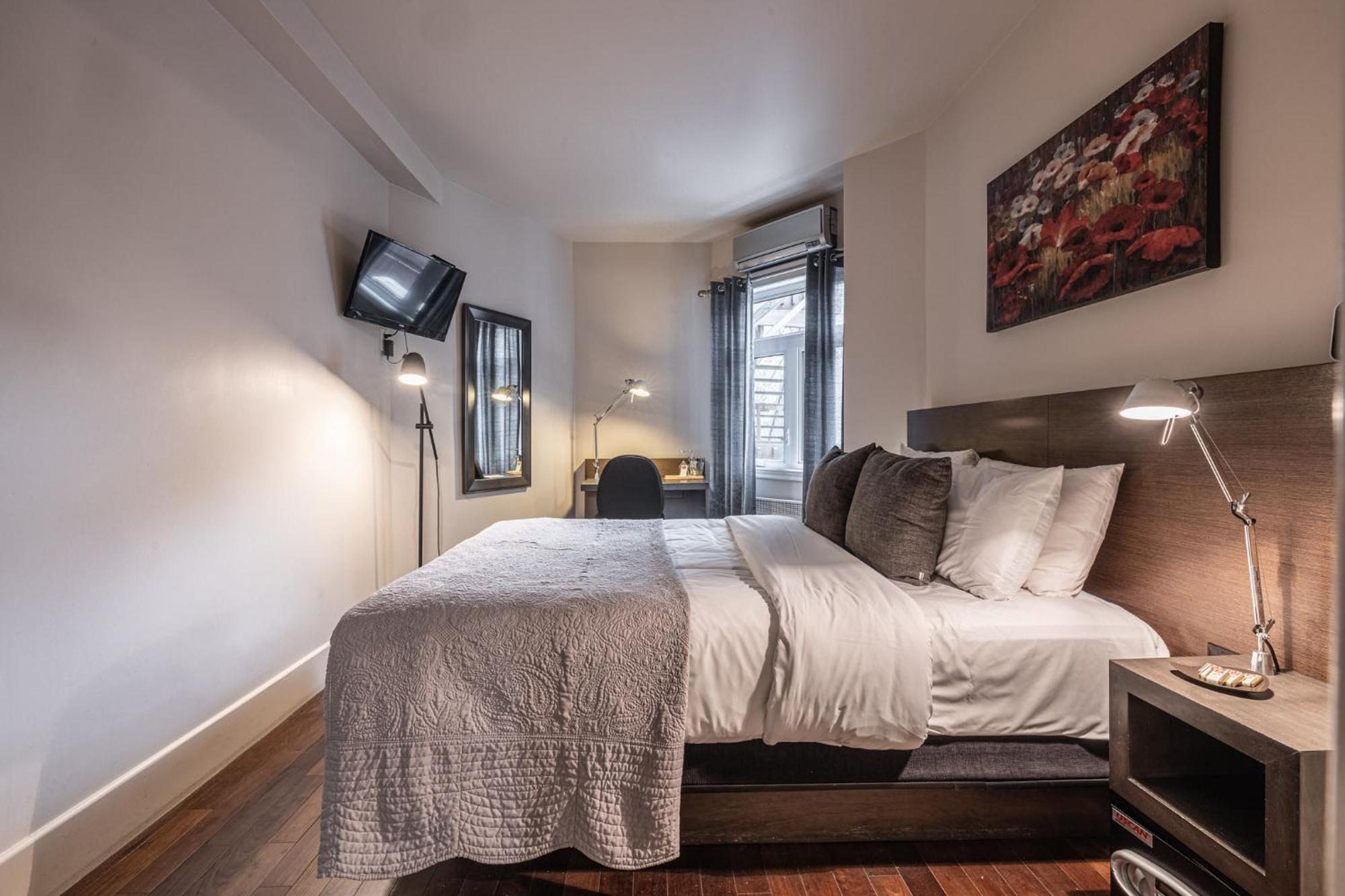 Queen Bedroom #7