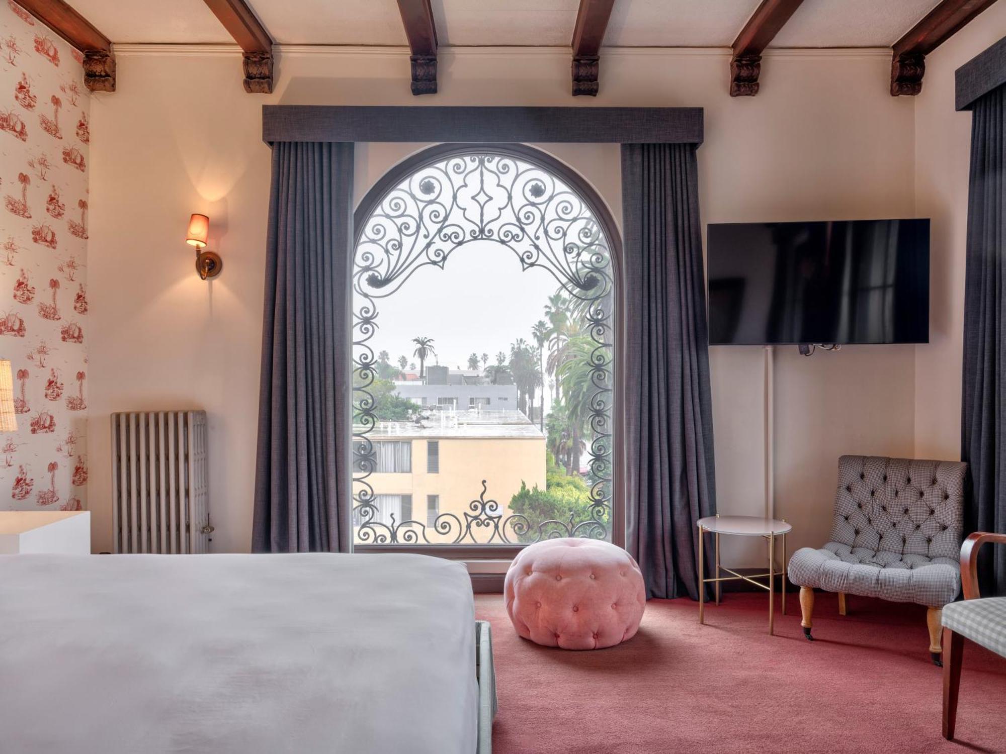 Grand Studio Residence King Bed