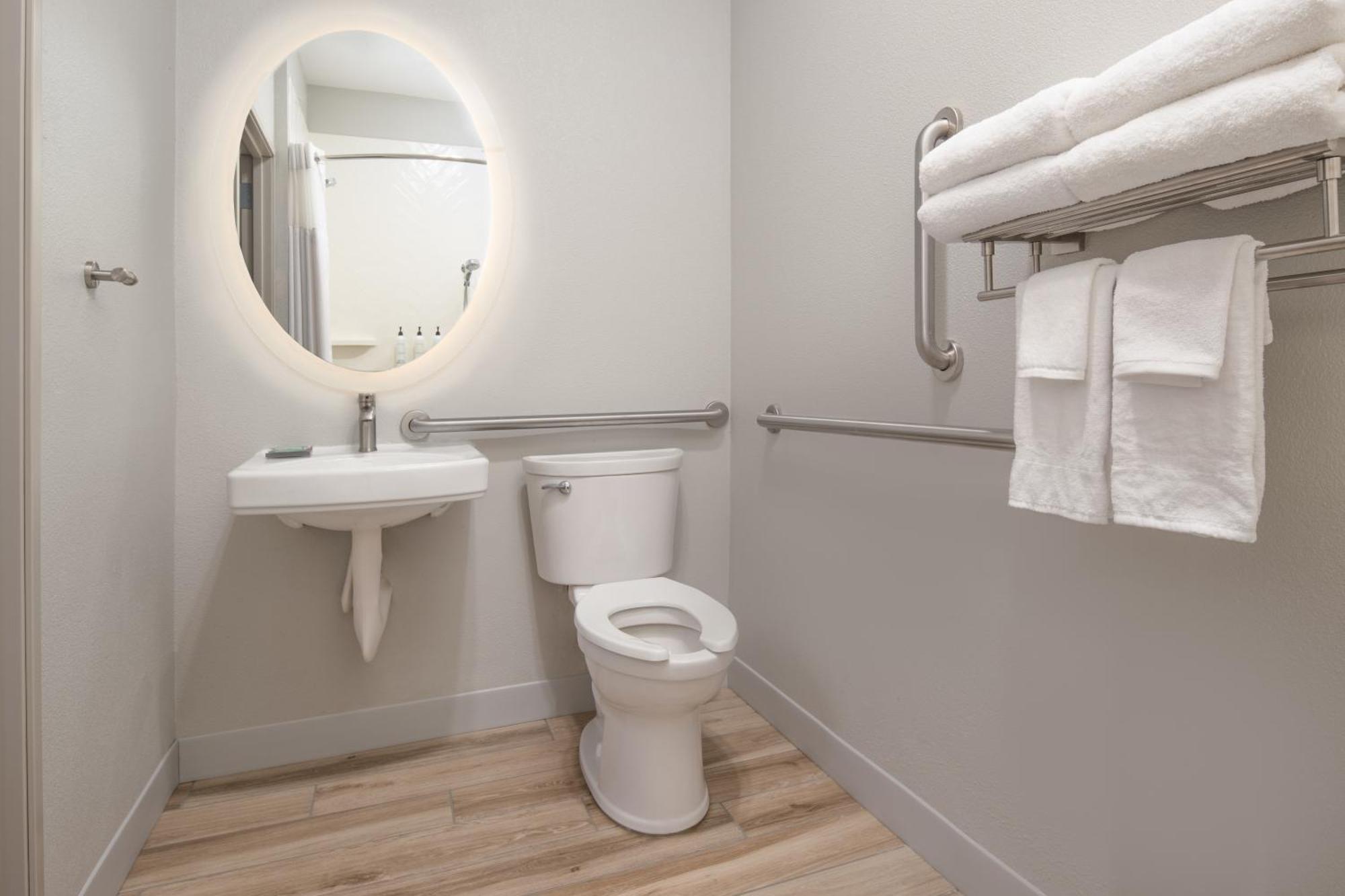One-Bedroom Suite Sofa Bed Lake View Mobility Access Tub