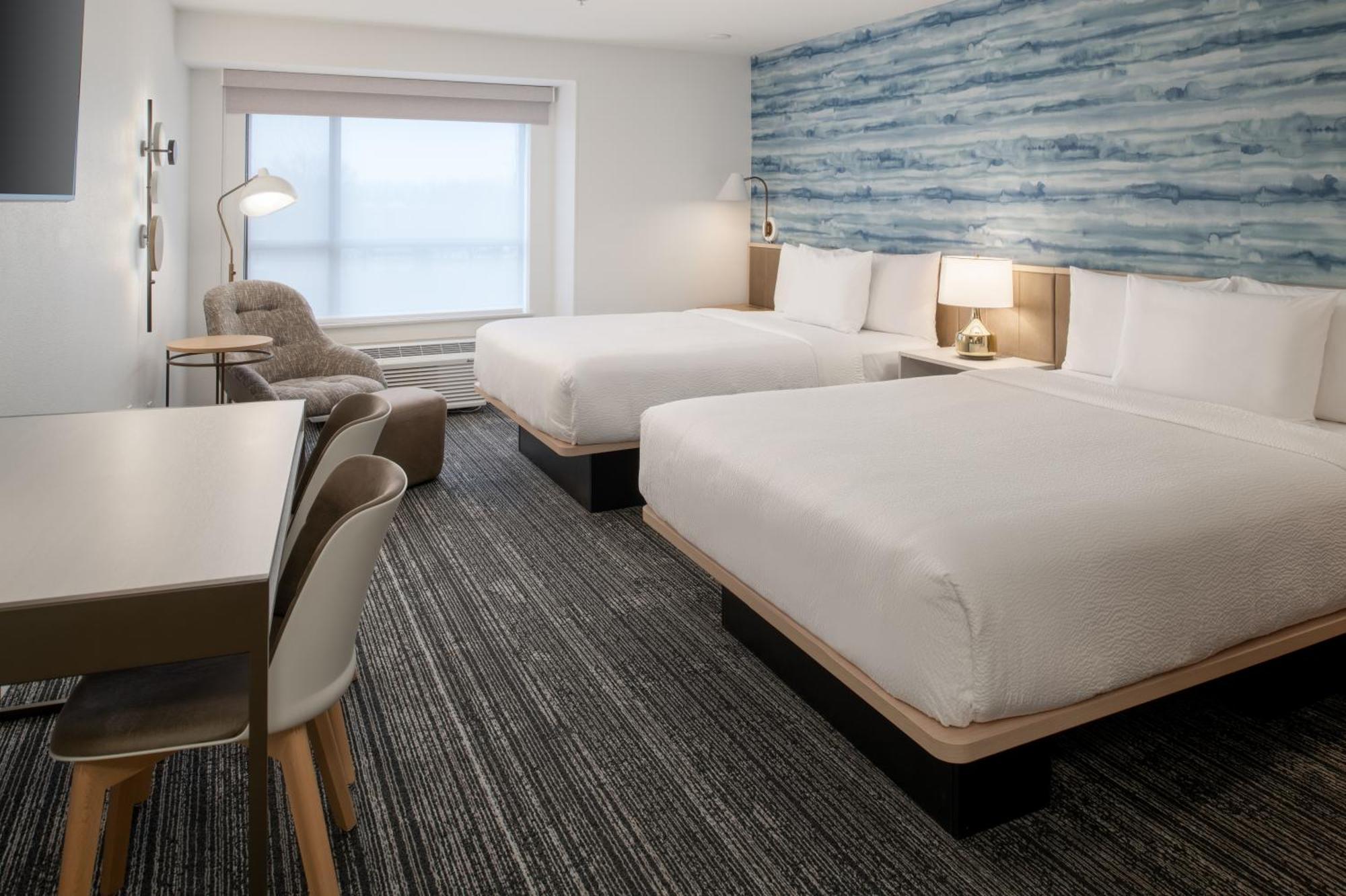 Studio Two Queen Beds Lake View