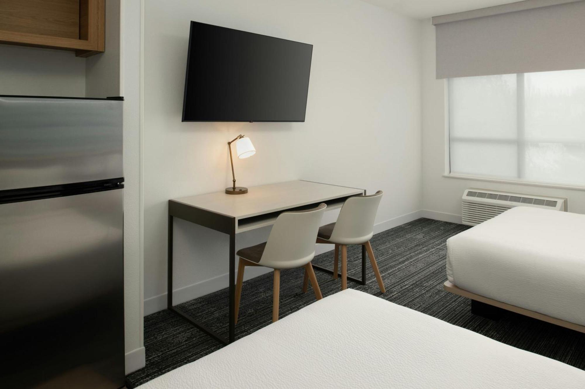 Studio Two Queen Beds Lake View
