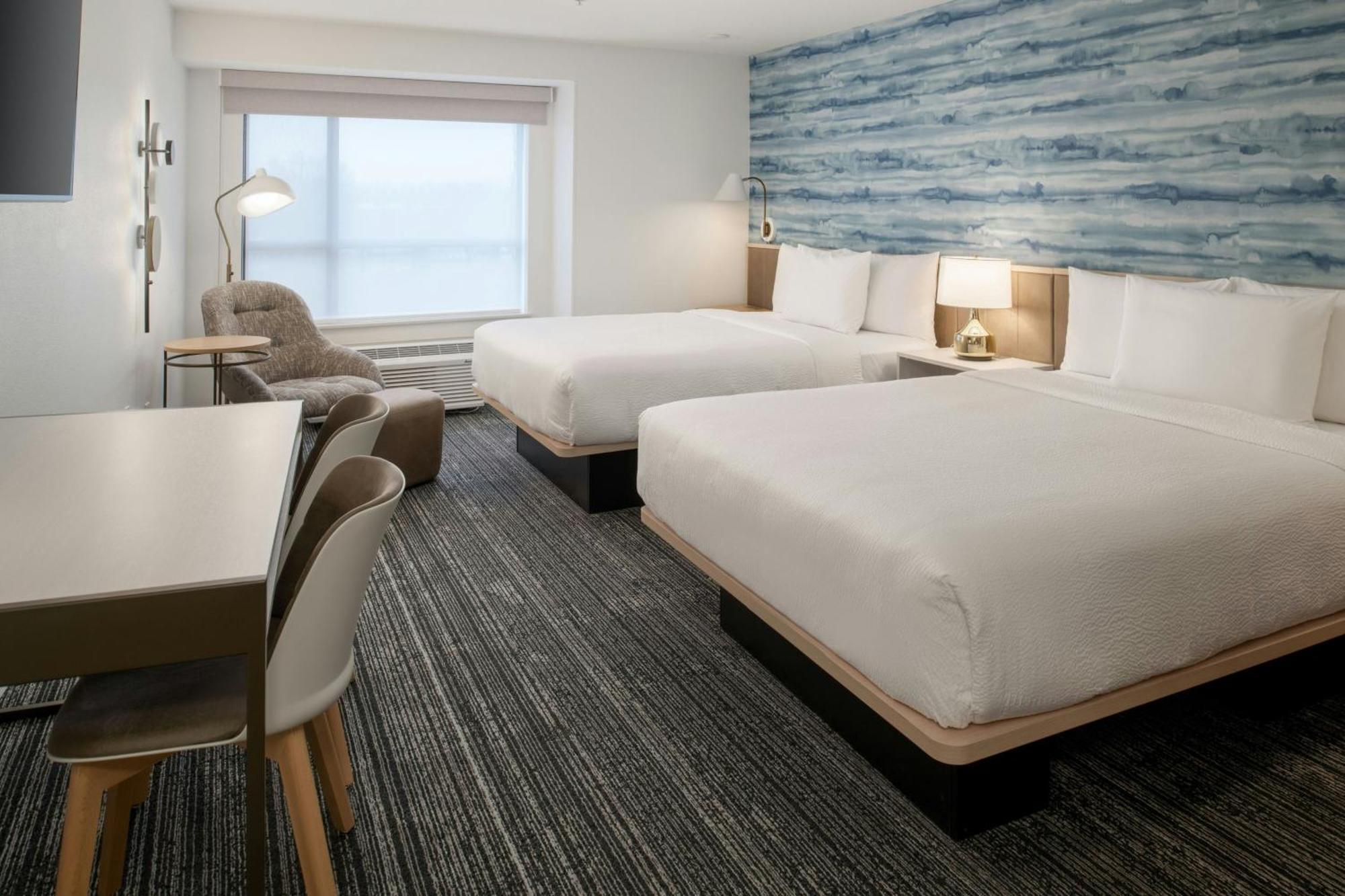 Studio Two Queen Beds Lake View