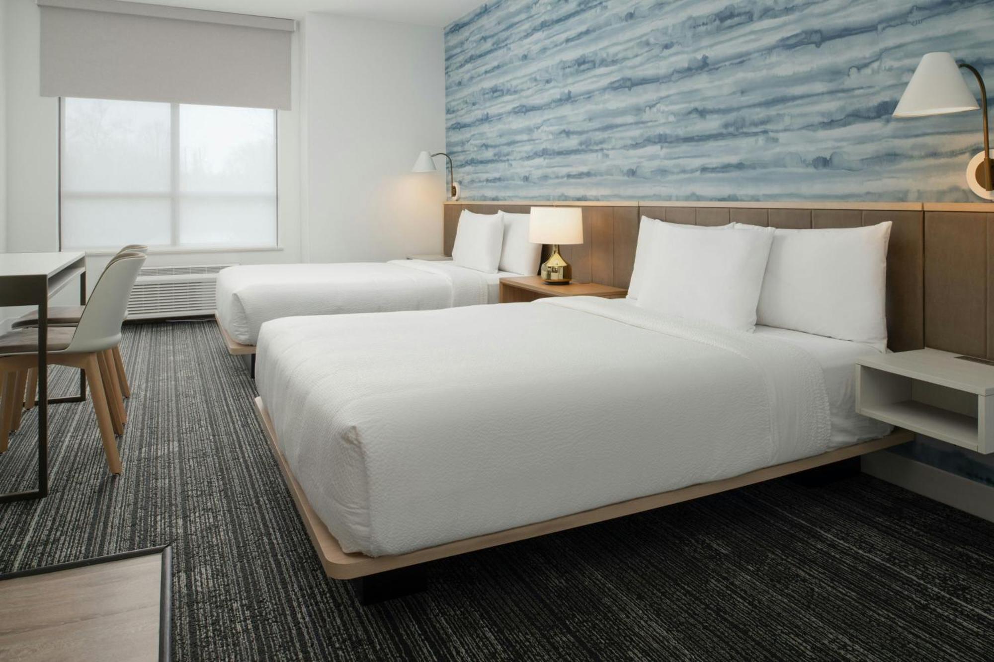 Studio Two Queen Beds Lake View
