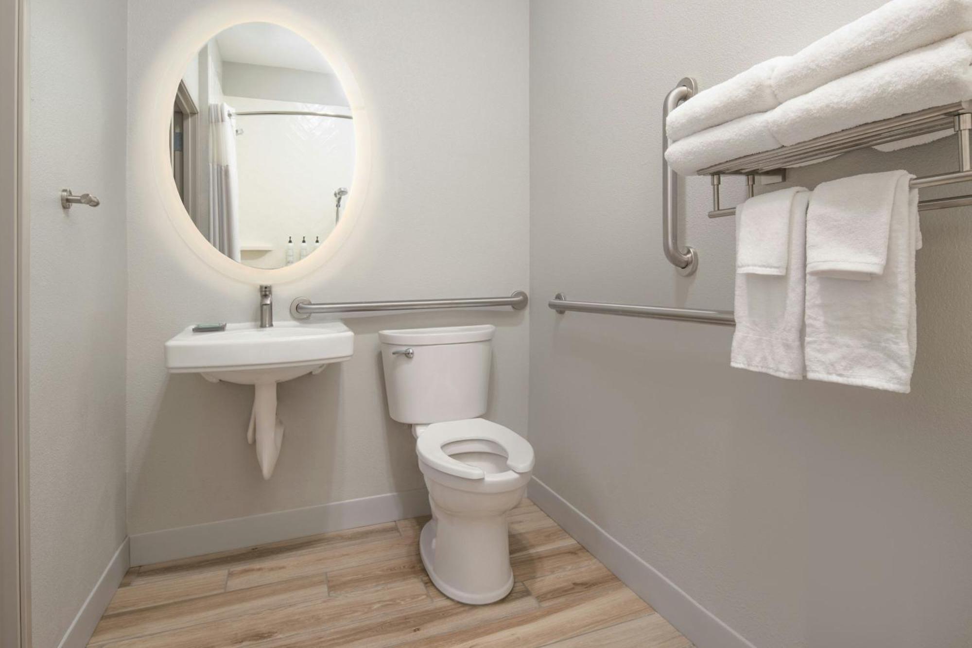 Studio Two Queen Beds Lake View