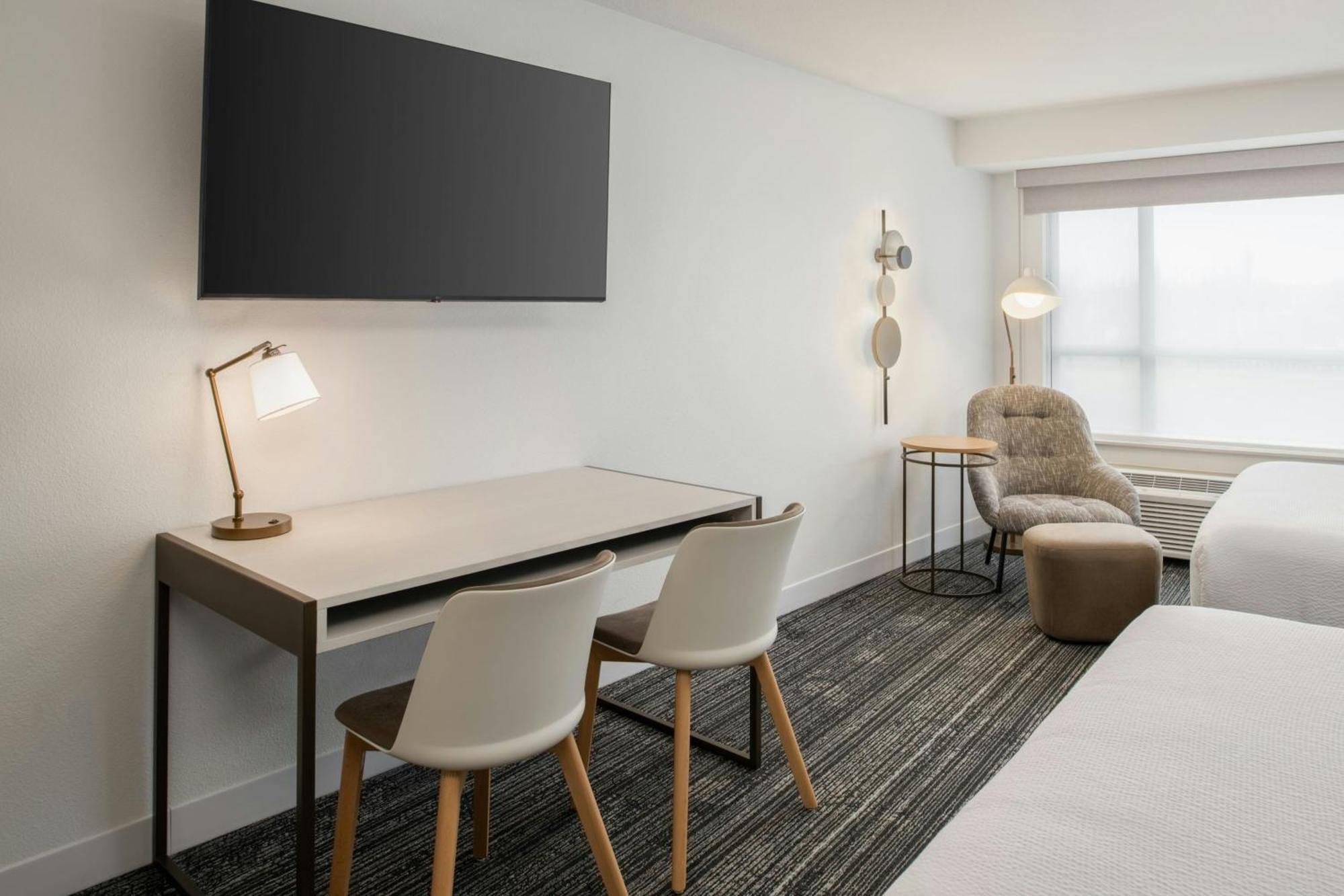 Studio Two Queen Beds Lake View