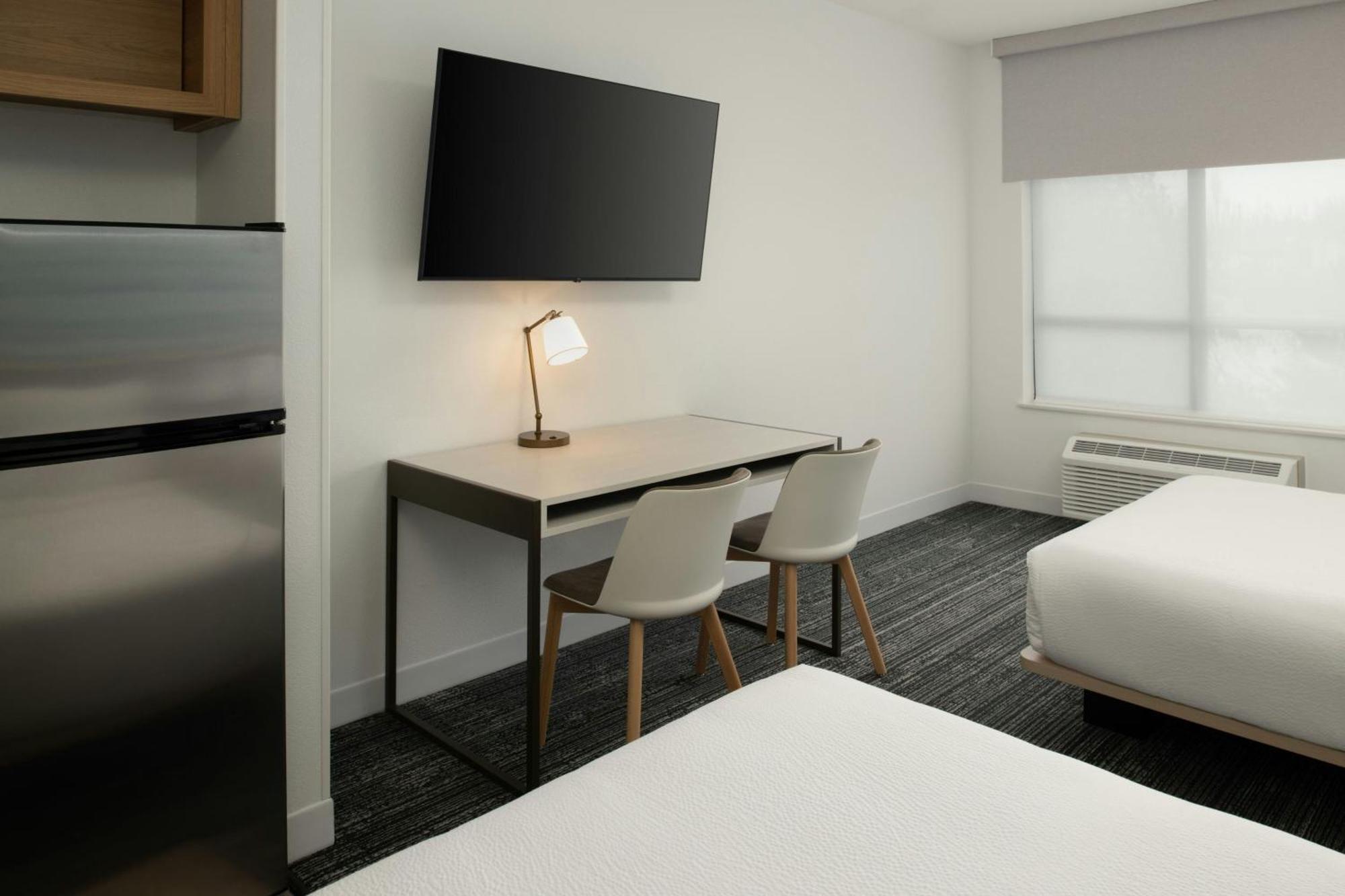 Studio Two Queen Beds Lake View