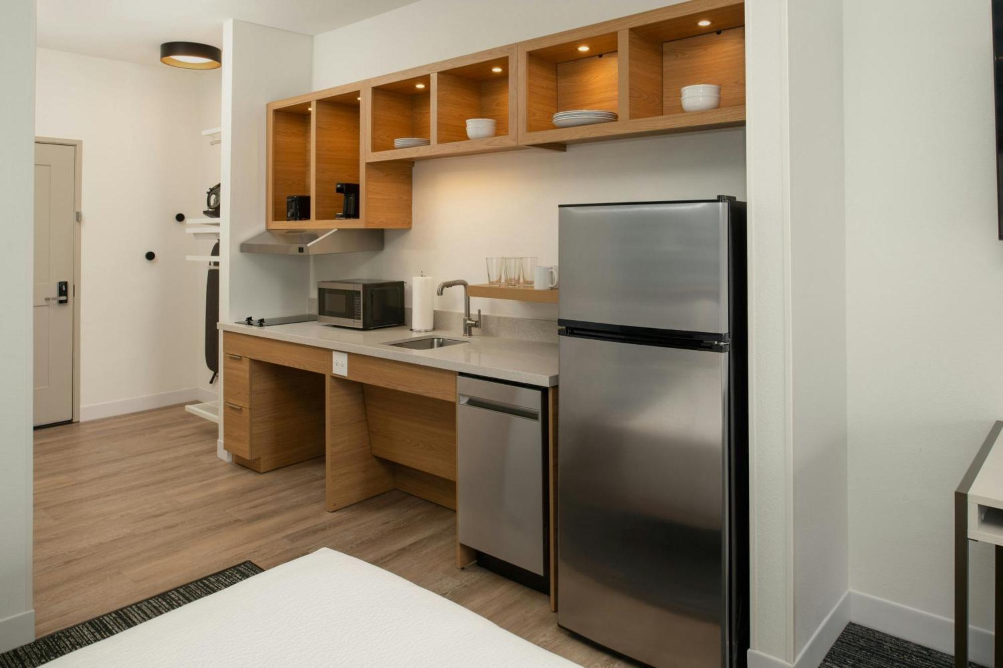 Studio Two Queen Beds Lake View