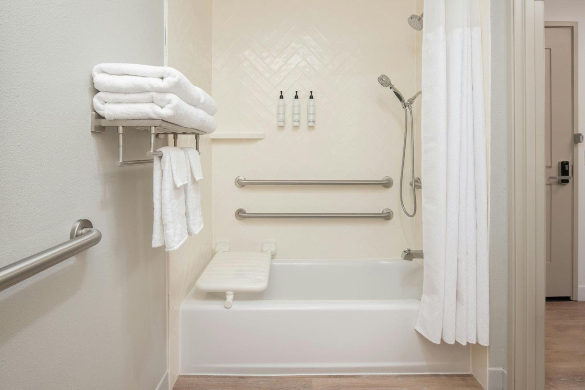 Studio Two Queen Beds Lake View