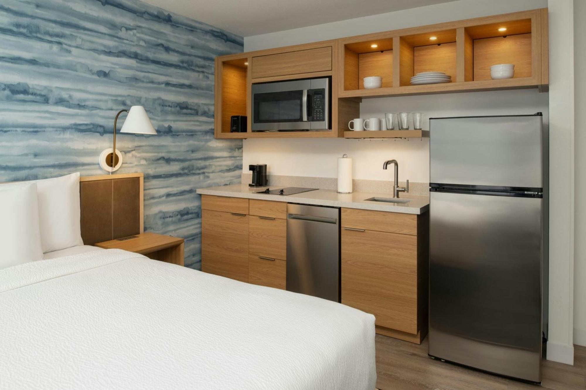 Studio Two Queen Beds Lake View
