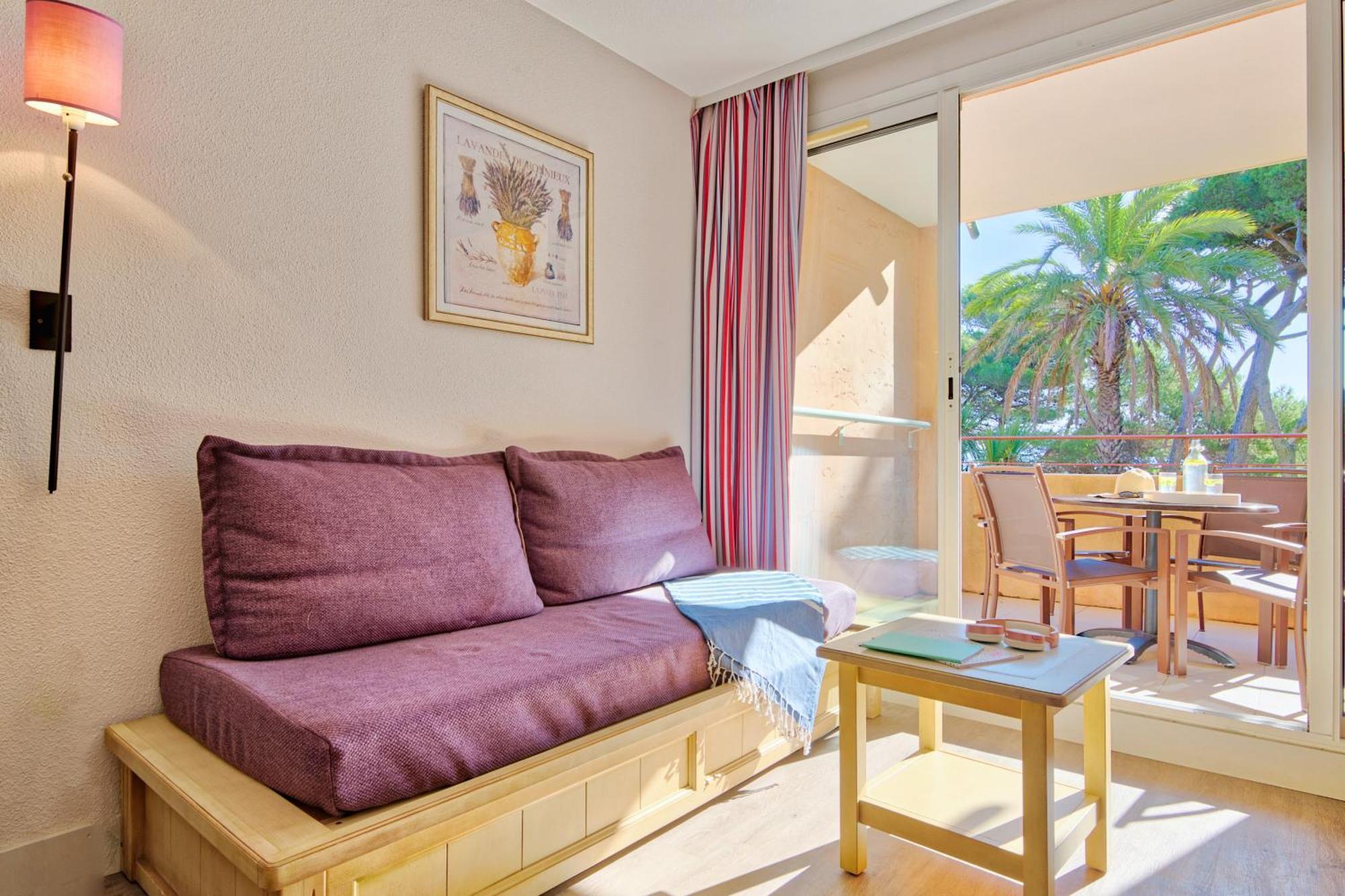 One-Bedroom Apartment Terrace or Balcony Garden View