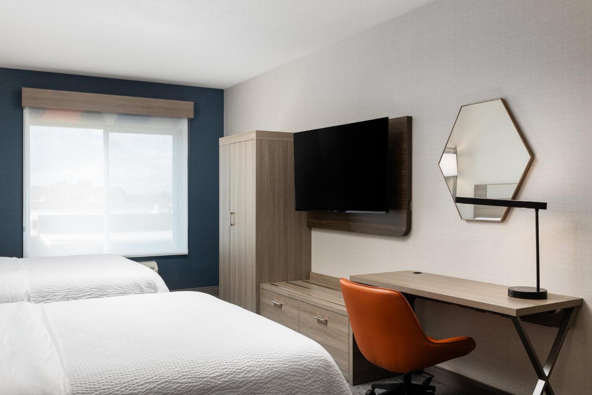 Queen Suite Top Floor or Quiet Zone
