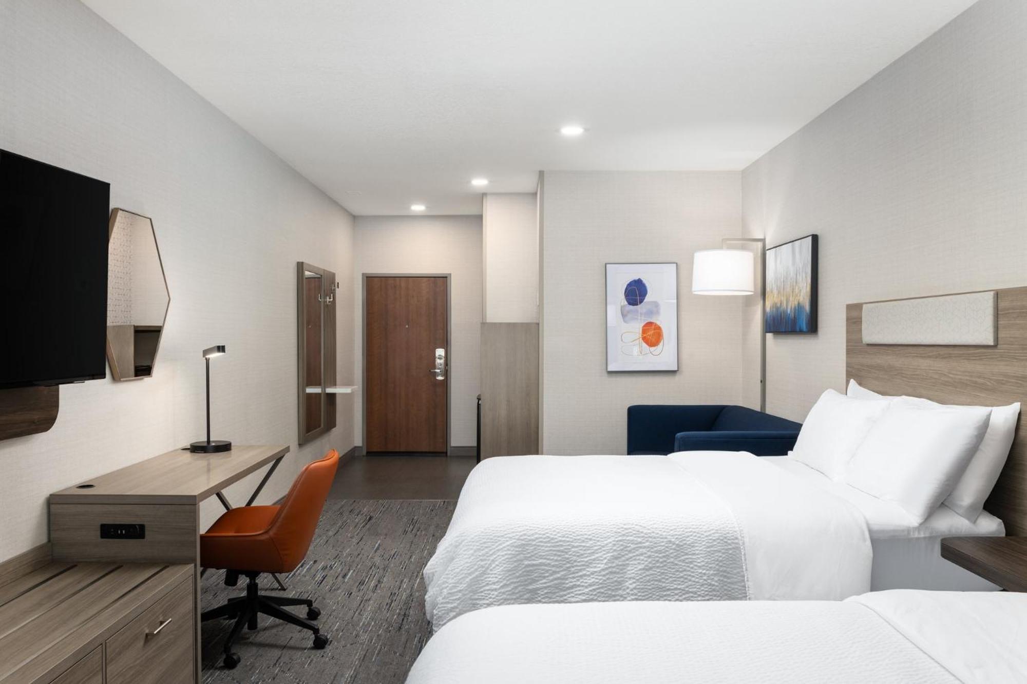 Queen Suite Top Floor or Quiet Zone