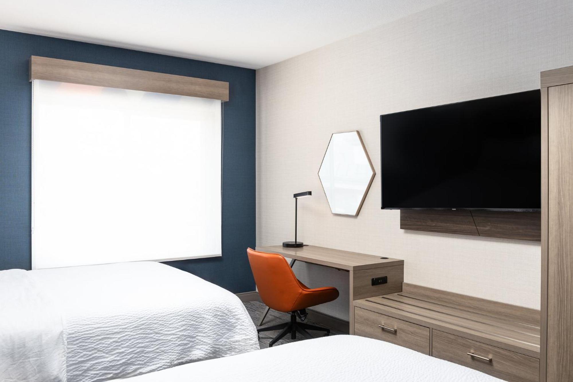 Queen Suite Extra Office Space