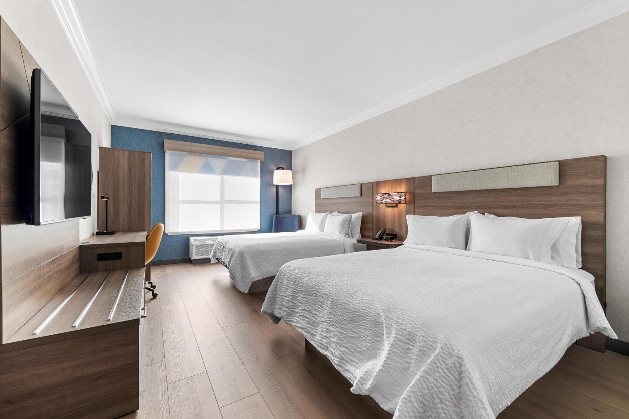 Essential Queen Room Two Queen Beds Courtyard View