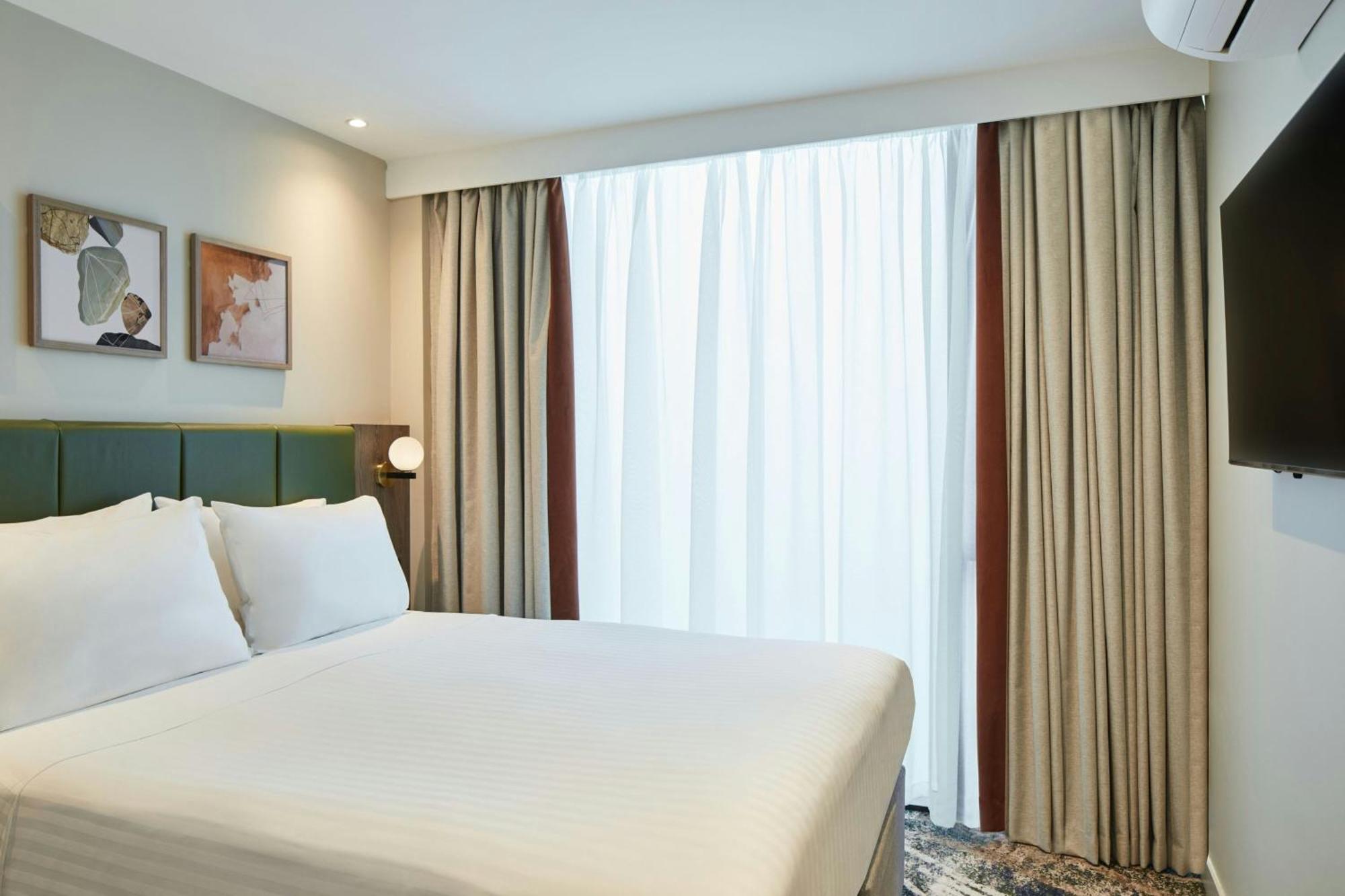 One-Bedroom Queen Suite