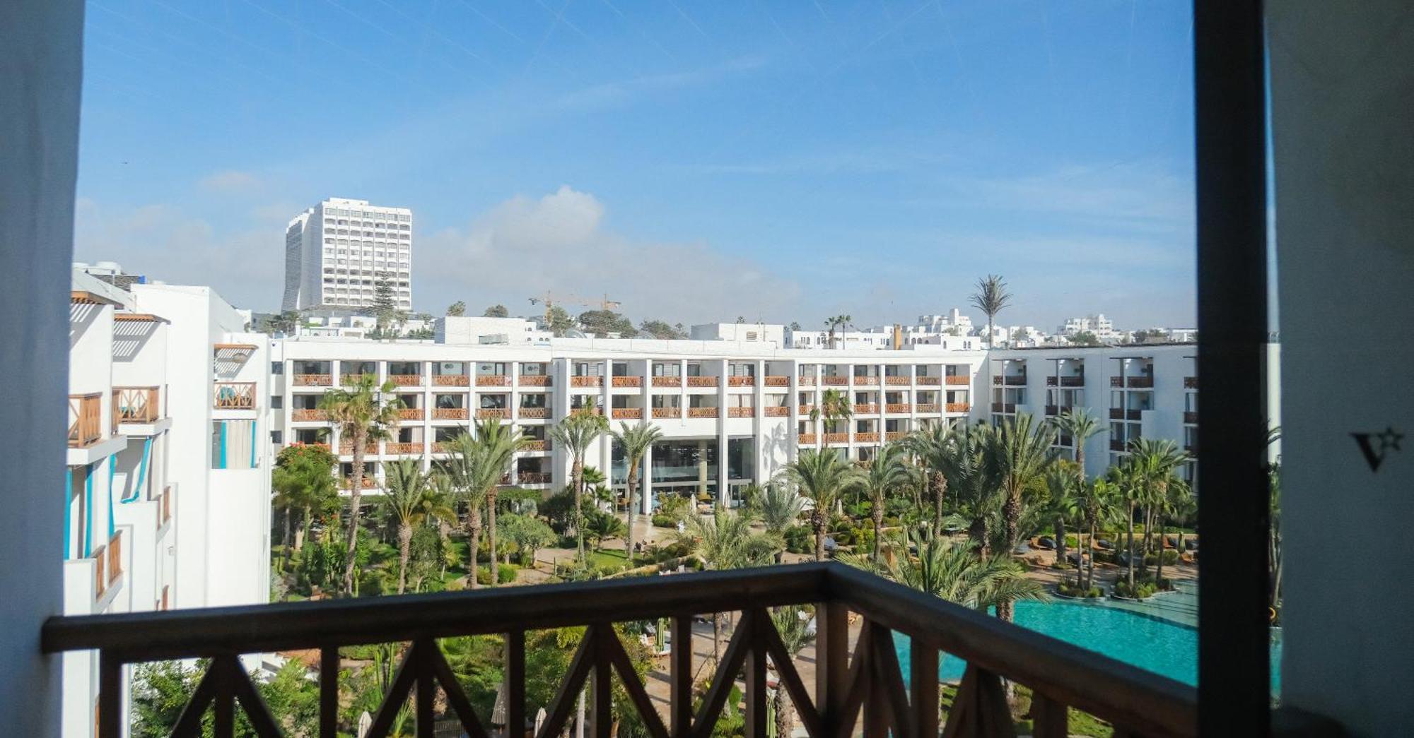 Hébergement Lit King-Size Deluxe - Vue Latérale sur Piscine