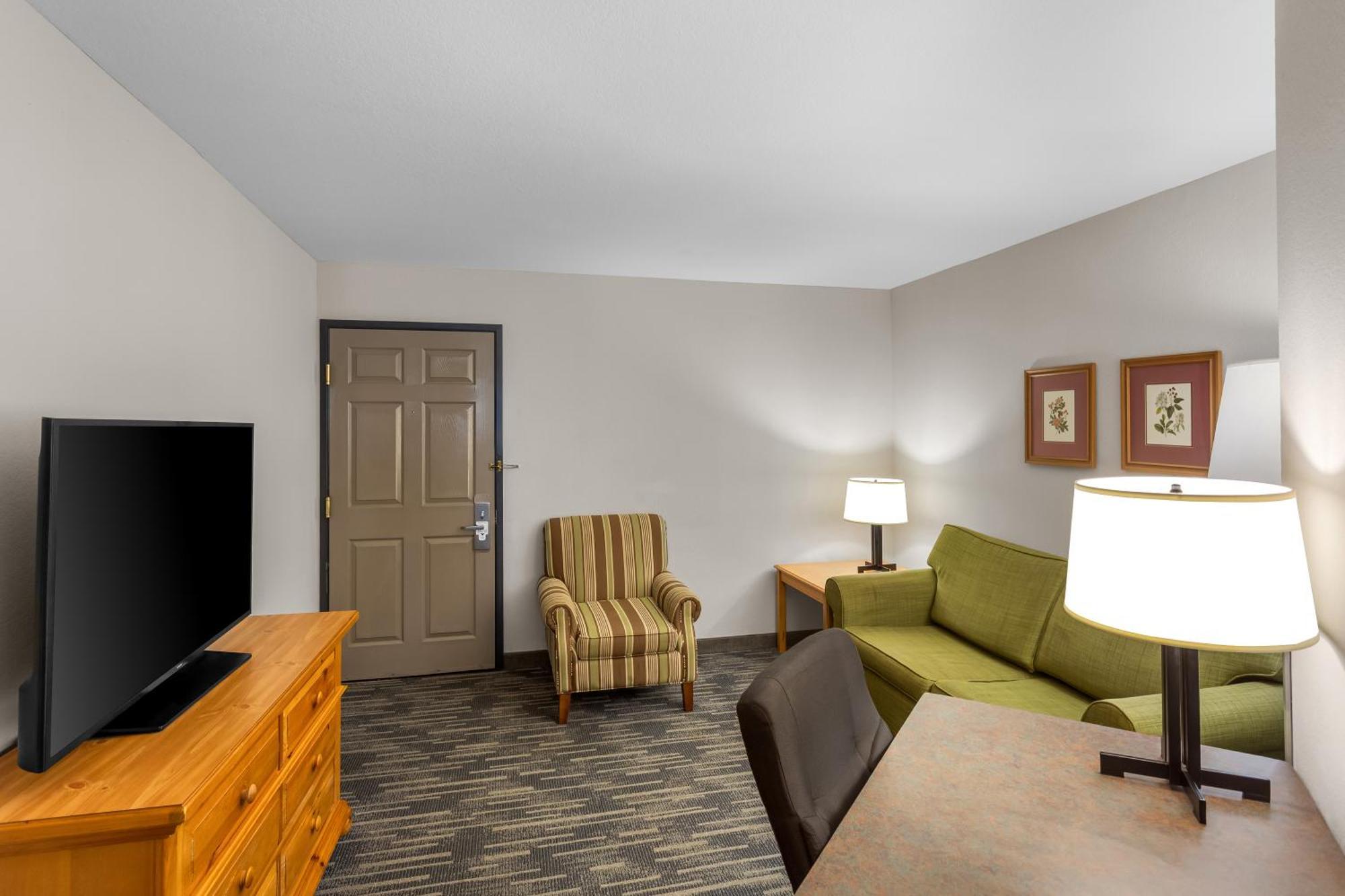 Studio Suite Queen Bed Non-Smoking