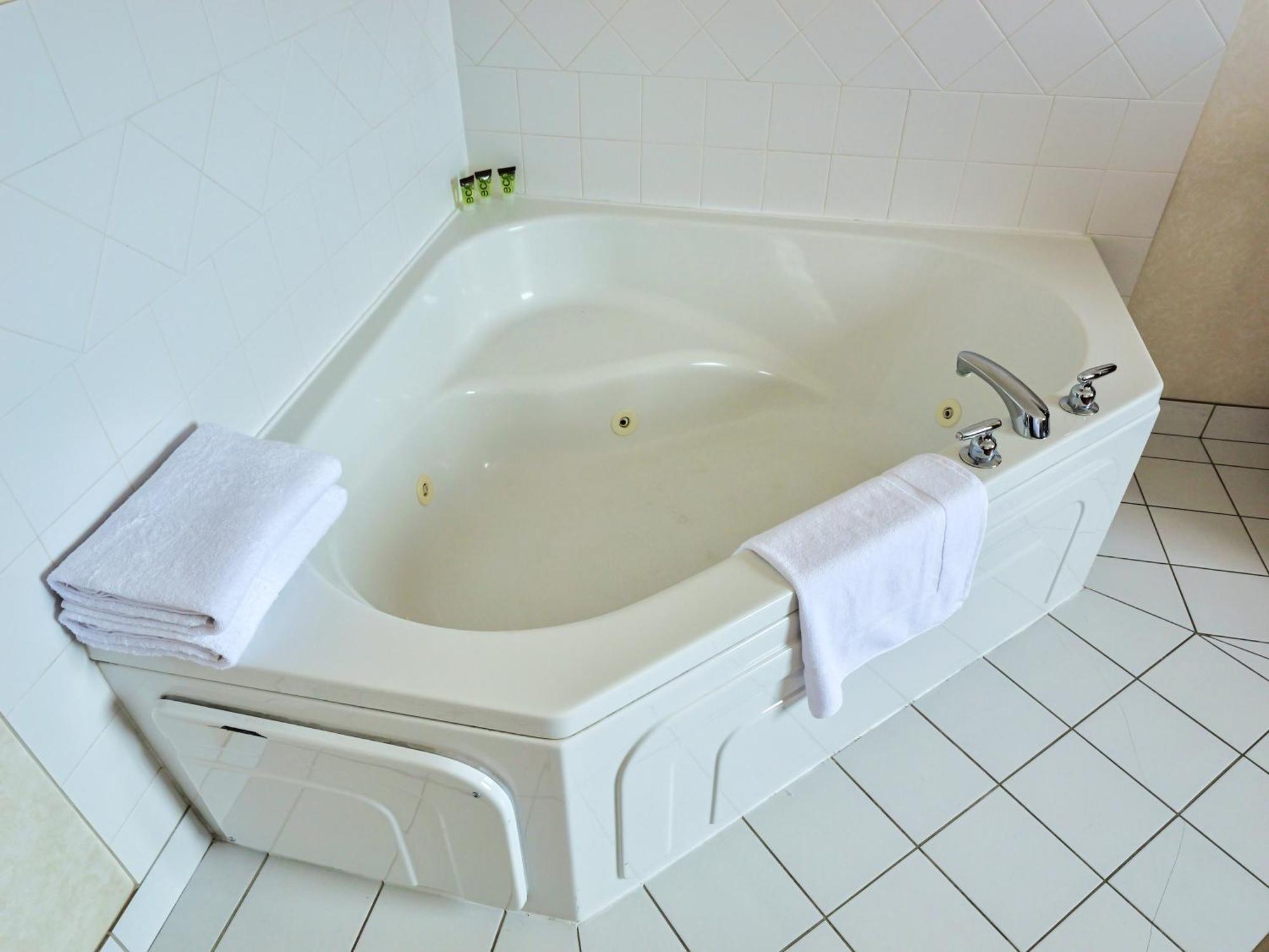 Queen Room Spa Bath