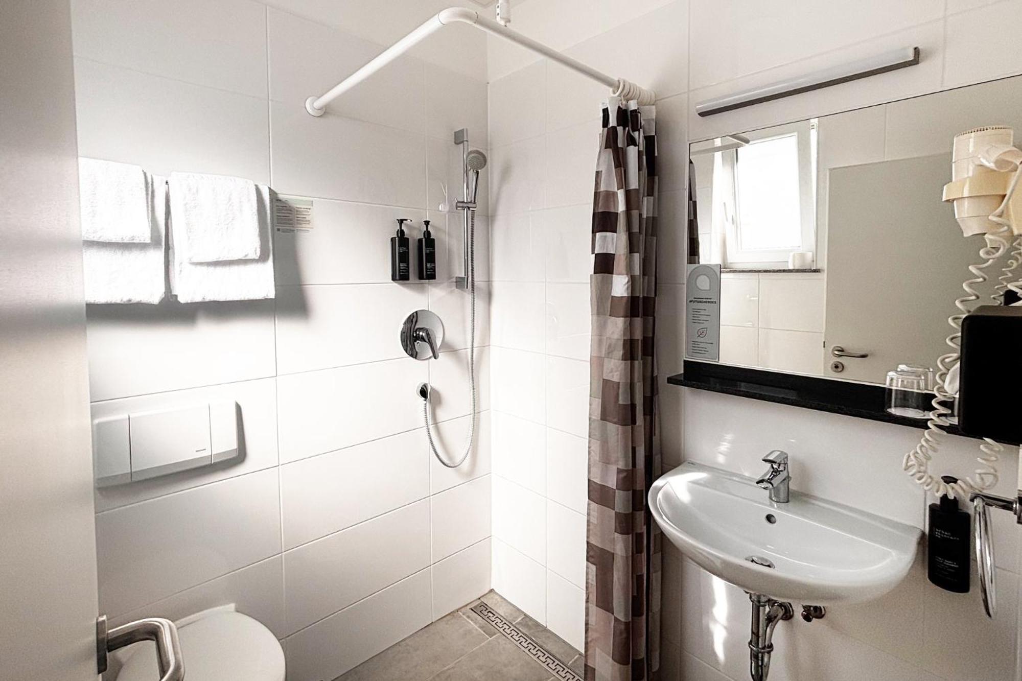 2 Single Standard 25sqm