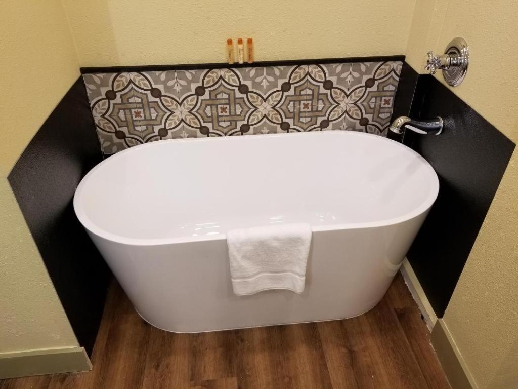 Deluxe Suite Spa Bath