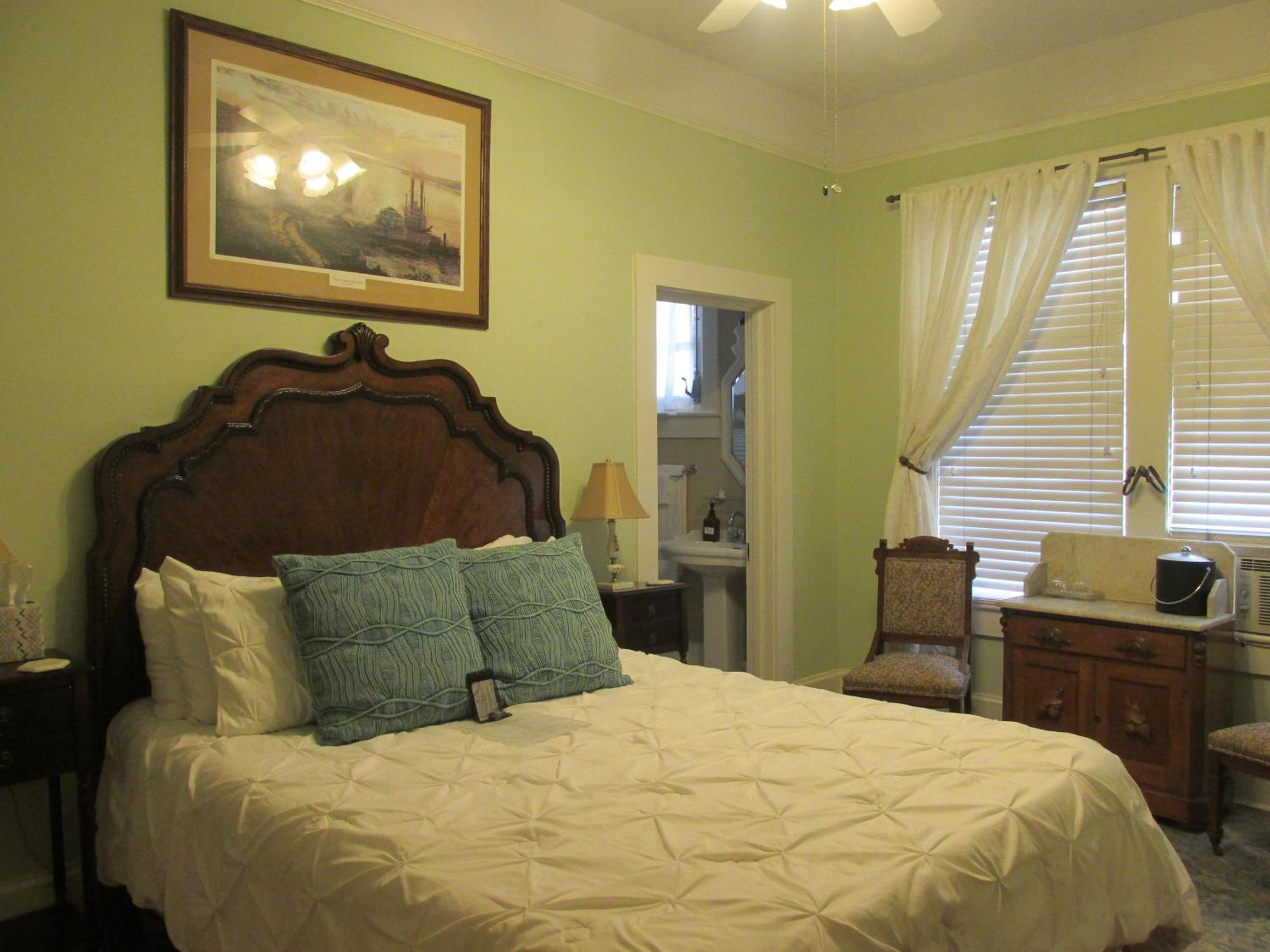 Deluxe Queen Suite