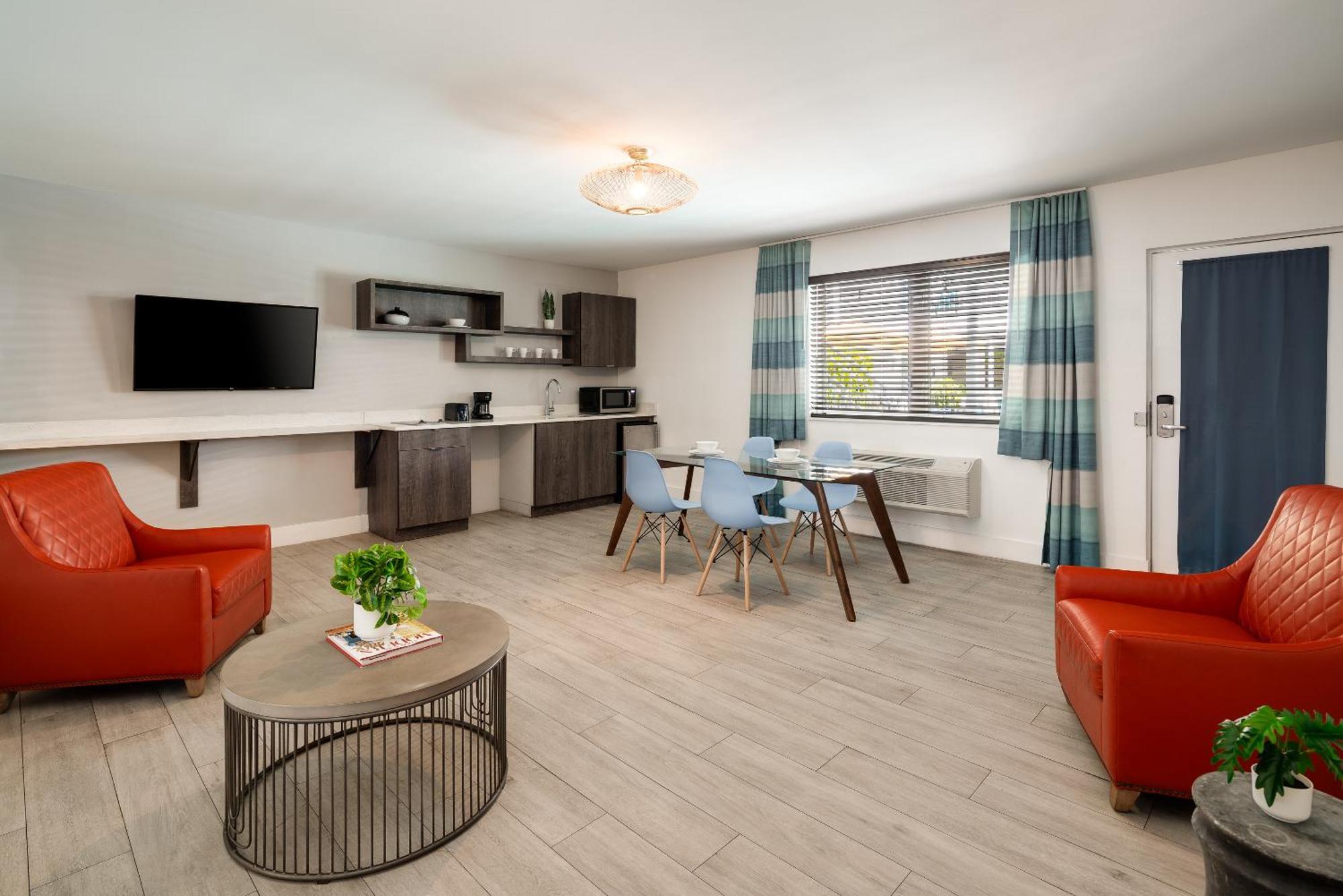 Deluxe One Bedroom Queen Suite