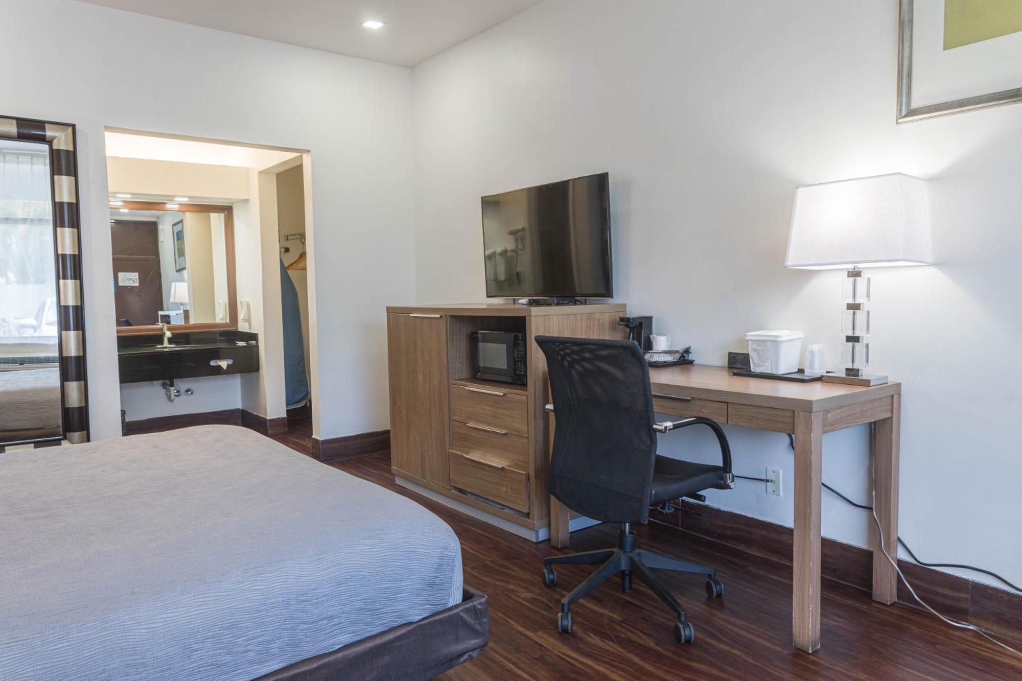 Deluxe Queen Room