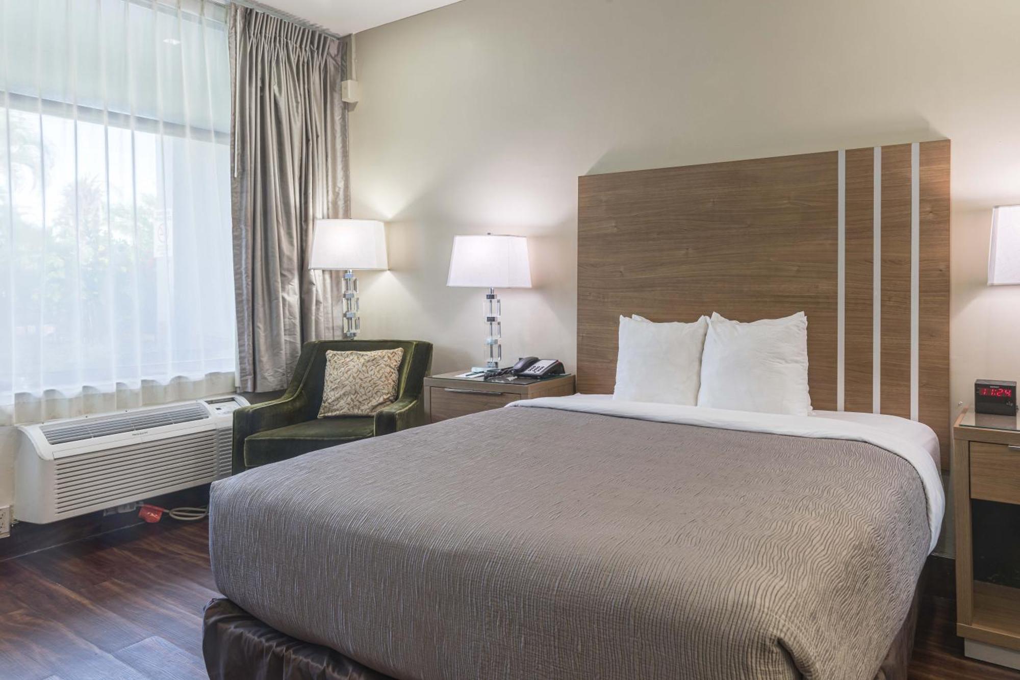 Deluxe Queen Room