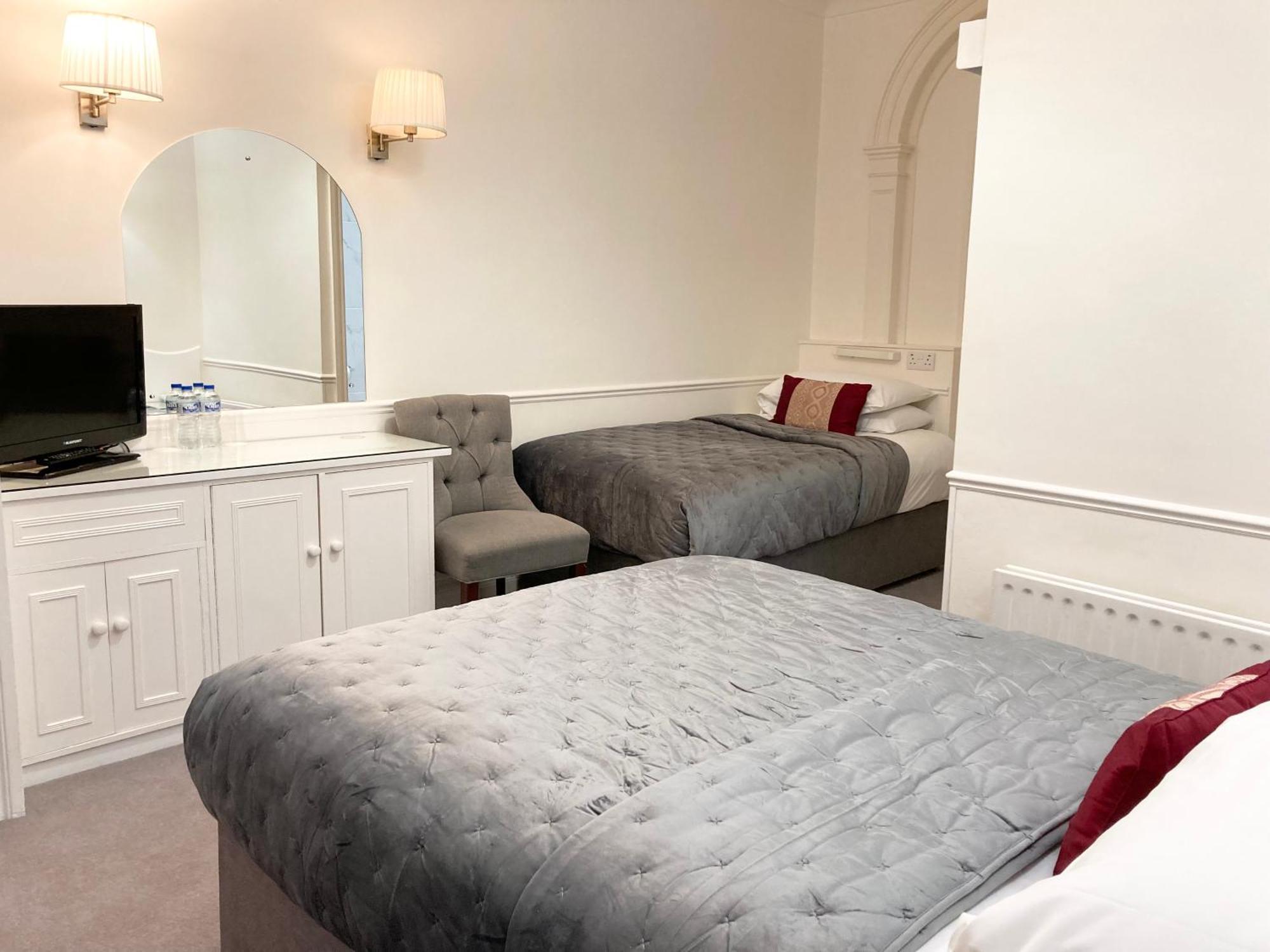 Room a double bed 1 single bed