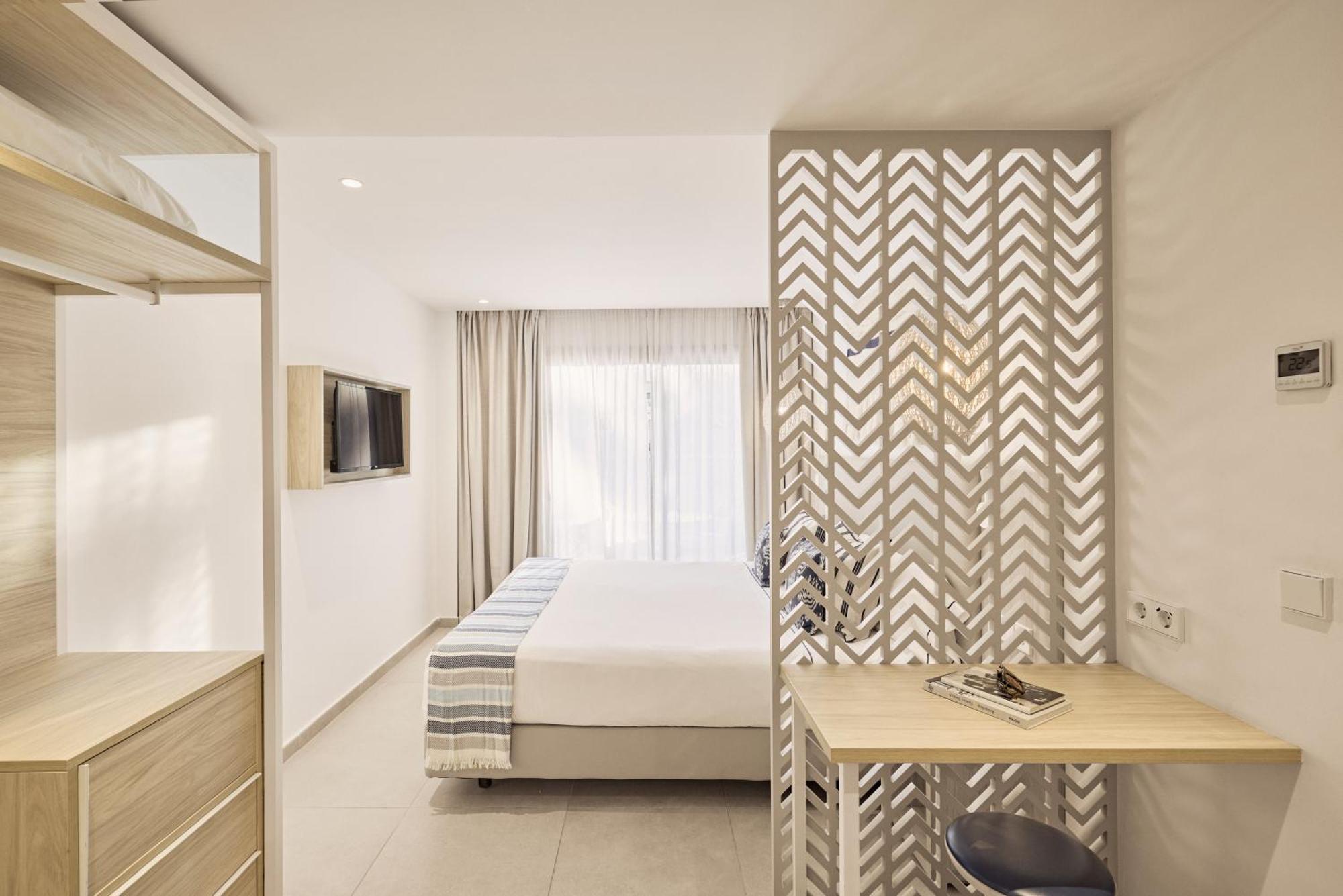 One-Bedroom Suite Sea View