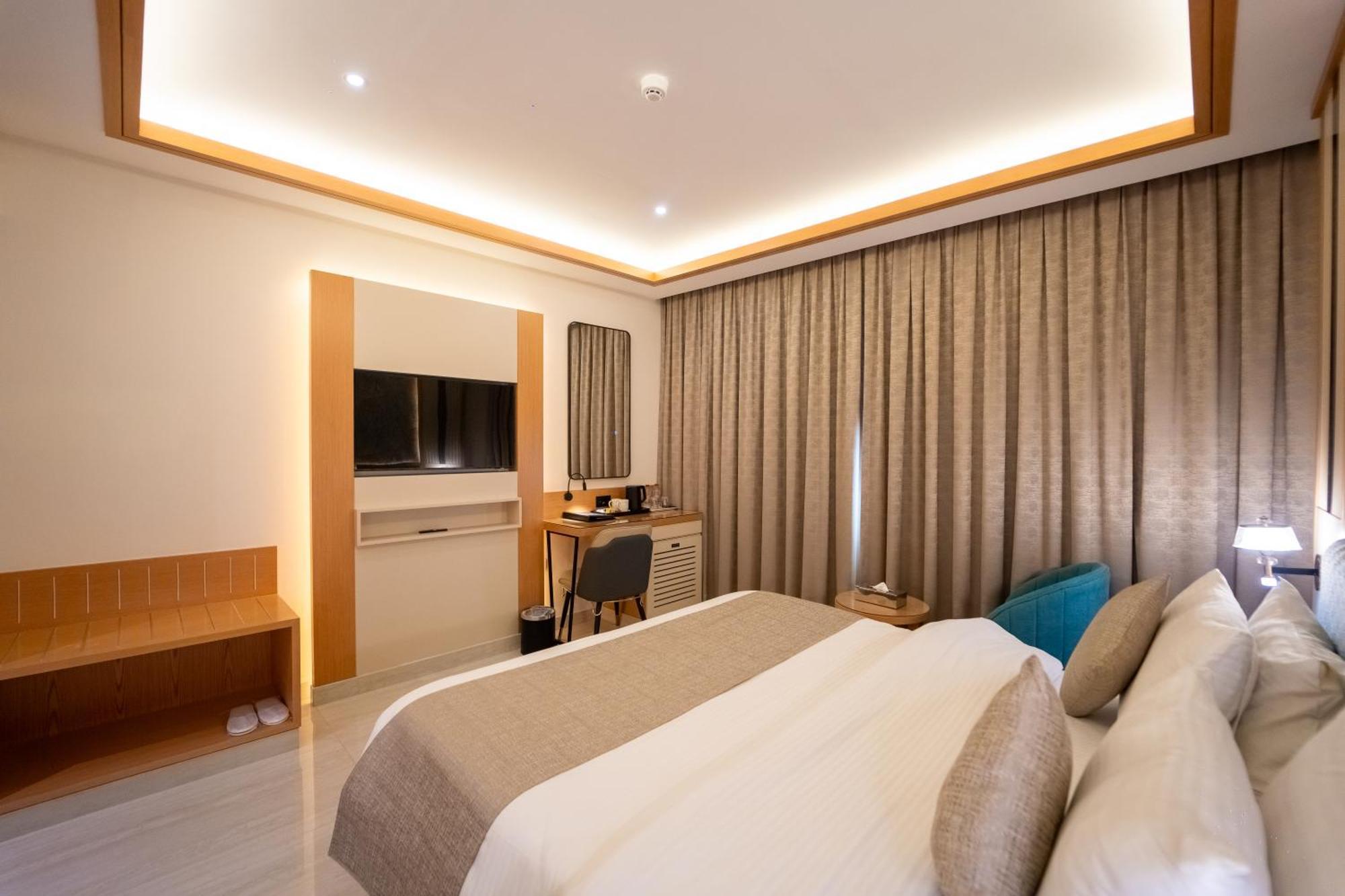 Deluxe King Room