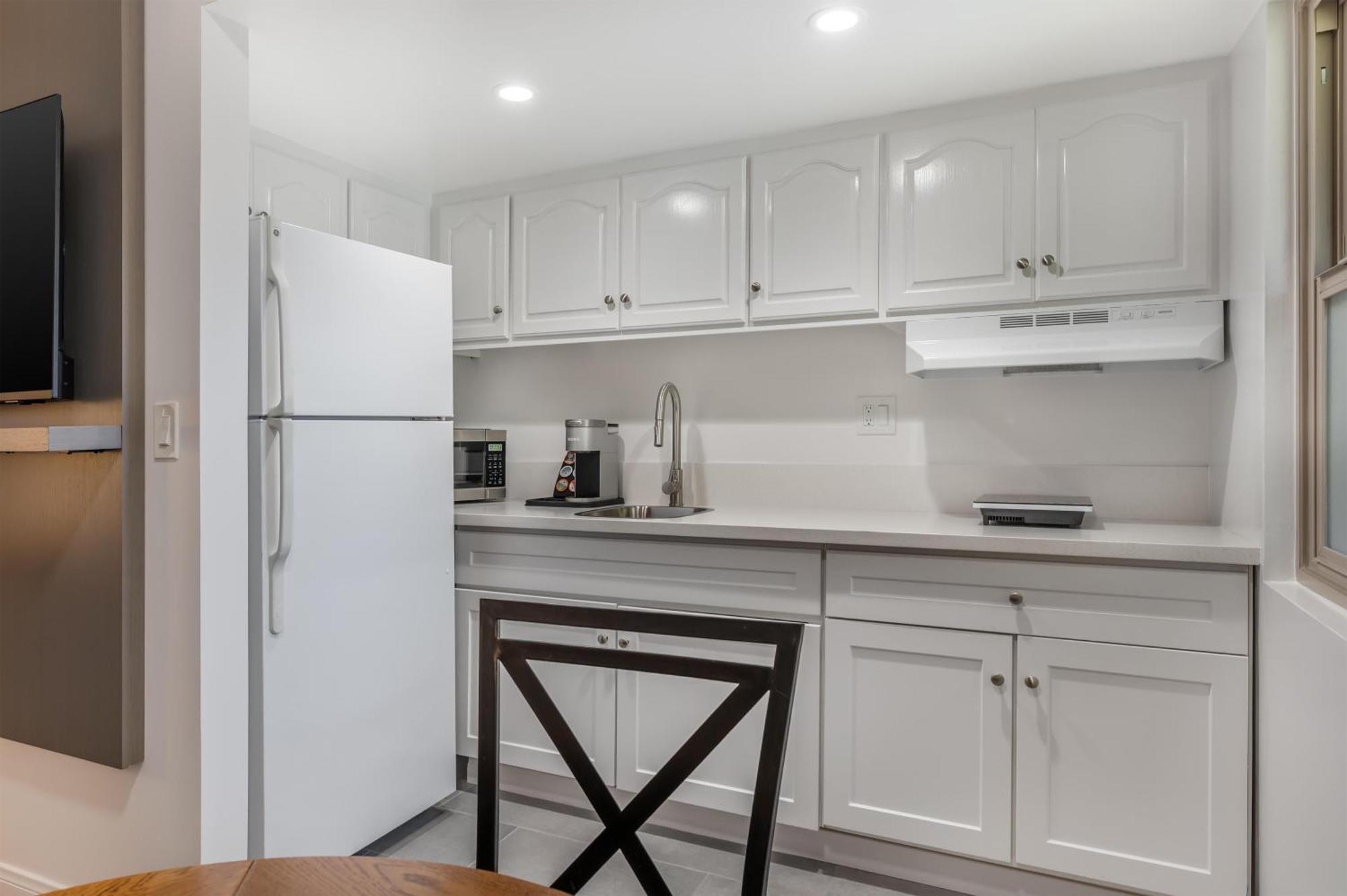 One-Bedroom King Suite Full Kitchen Poolside or Non-Smoking